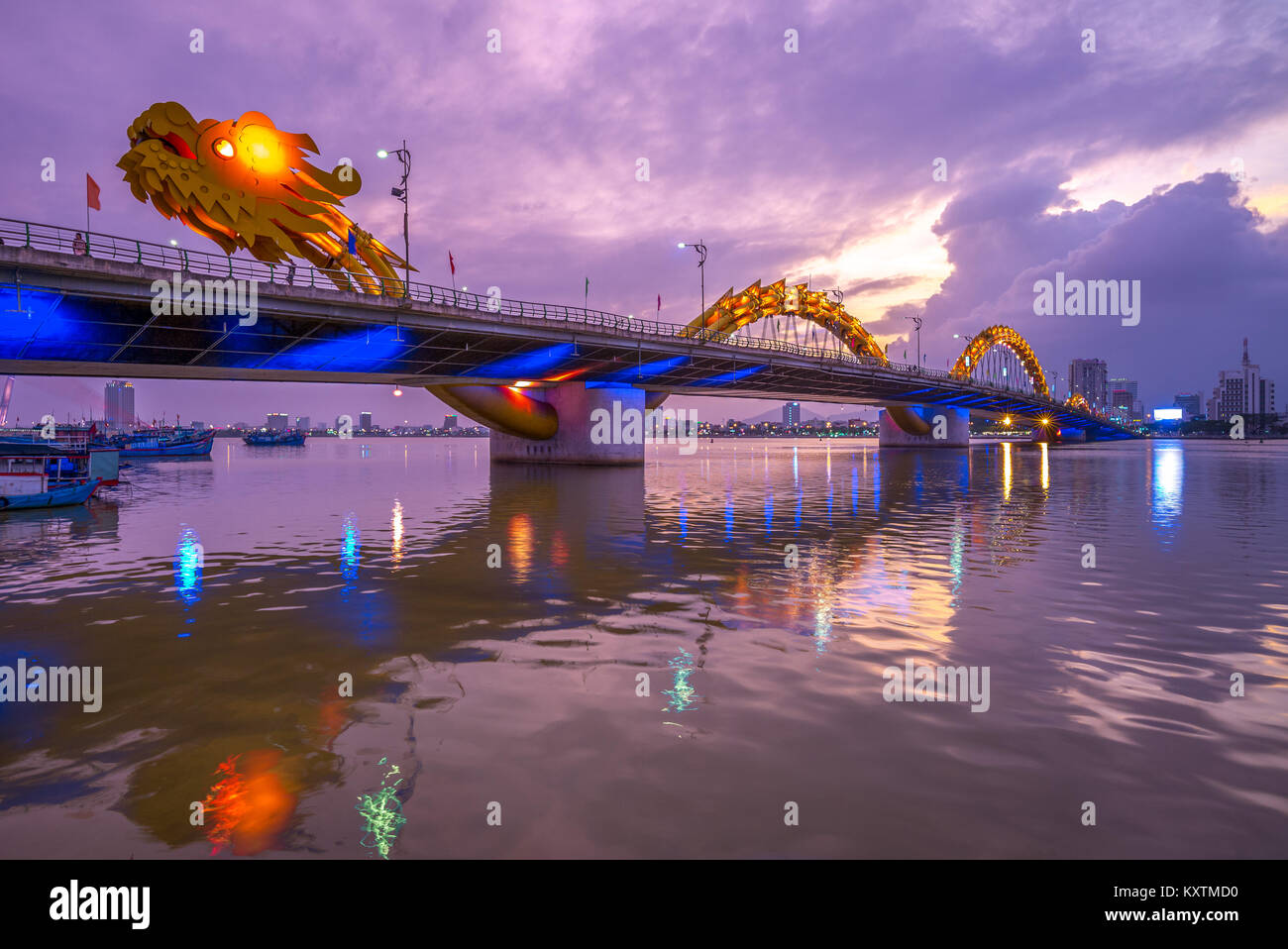 Dragon Bridge in Da Nang in der Nacht Stockfoto