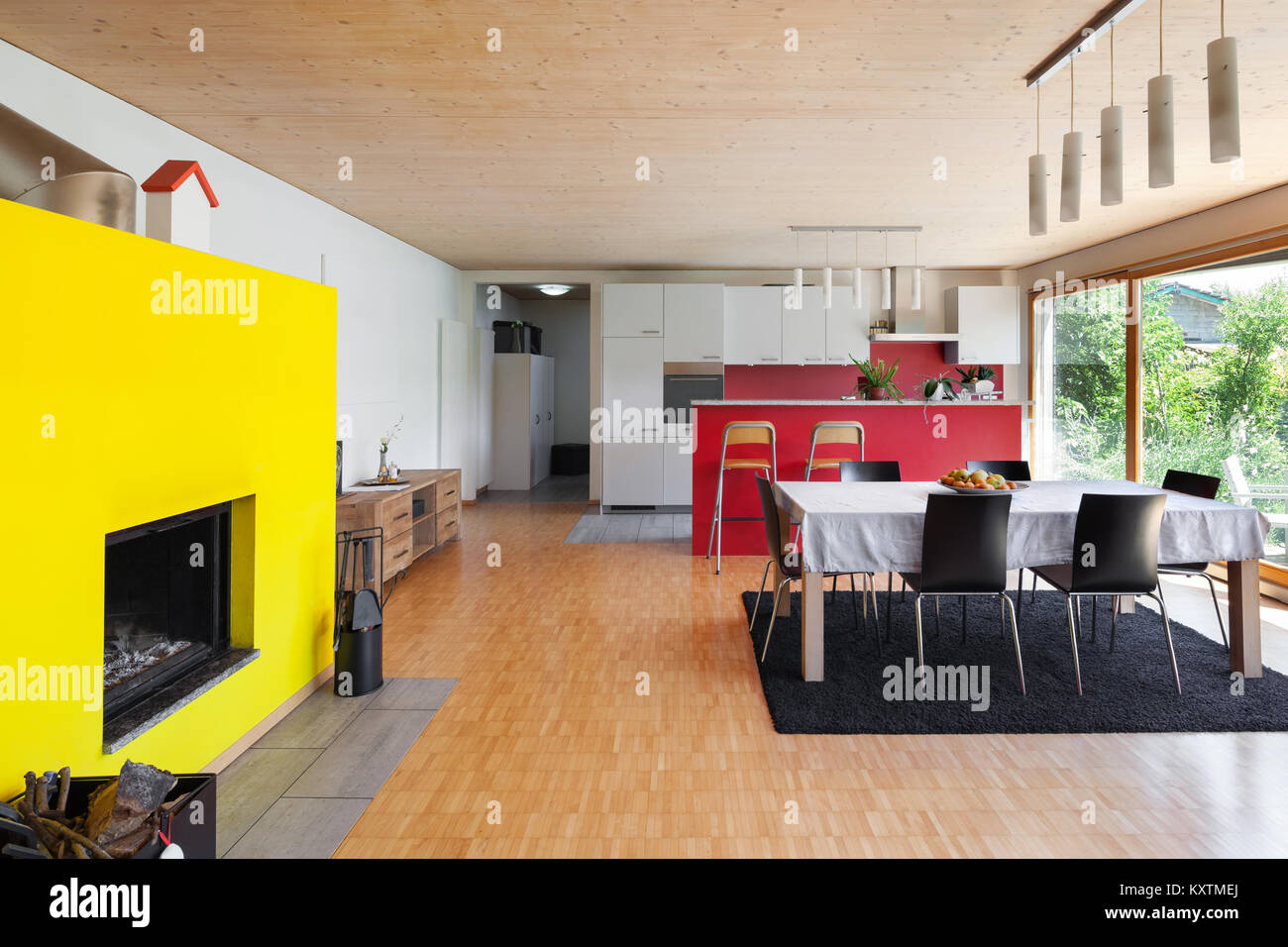 Open space in einem modernen Haus, Wohnzimmer mit Kamin Stockfoto