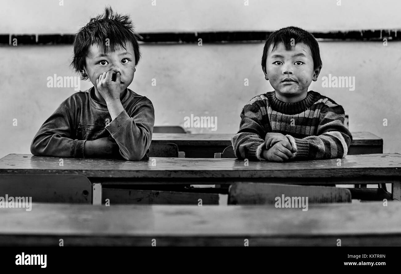 Jungen im Klassenzimmer in einer kleinen Stadt in Sapa, Vietnam Stockfoto