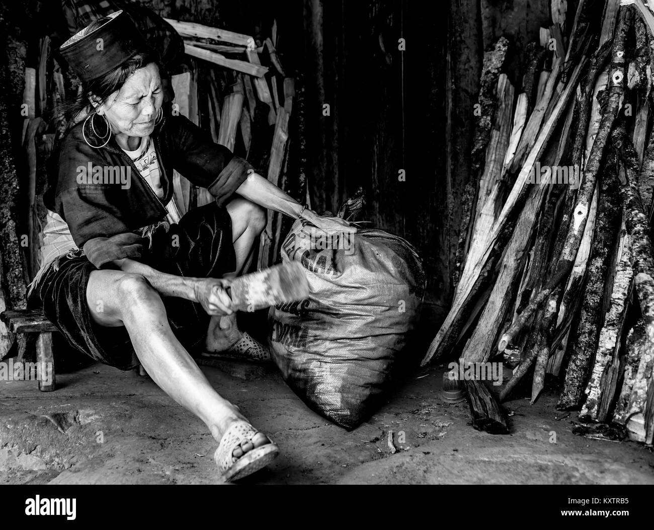 Hmong Stamm Dame arbeitet sie in Ihrem Hause, Sapa, Vietnam Stockfoto