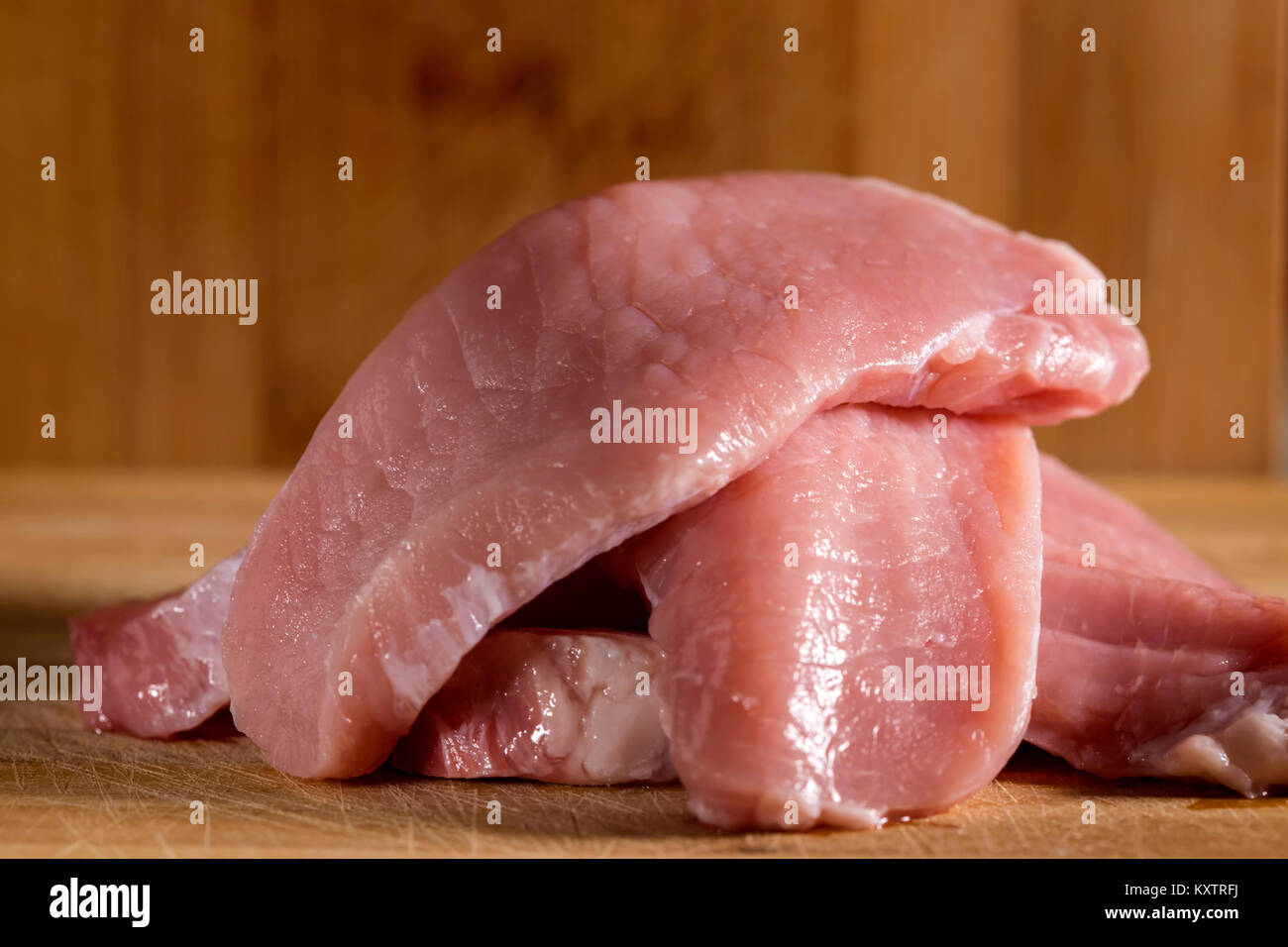 Nahaufnahme von frischen Stück Schweinefleisch bereit zu Kochen auf einer hölzernen Schneidebrett Stockfoto
