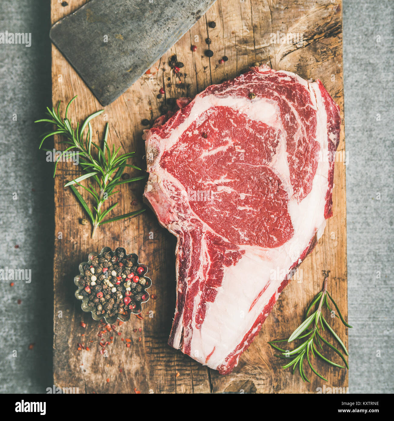 Rohes Rindfleisch Steak Prime Rib-eye und Schneidemesser, Flachbild-lay Stockfoto