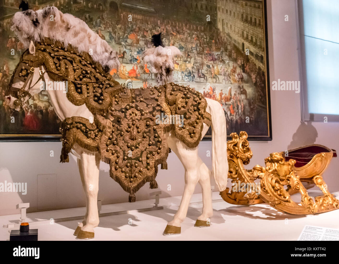 Ausstellung der reich verzierten Lipizzaner Pferde durch die Habsburger Monarchen verwendet, Wagenburg, Schloss Schönbrunn, Wien, Österreich, Europa Stockfoto