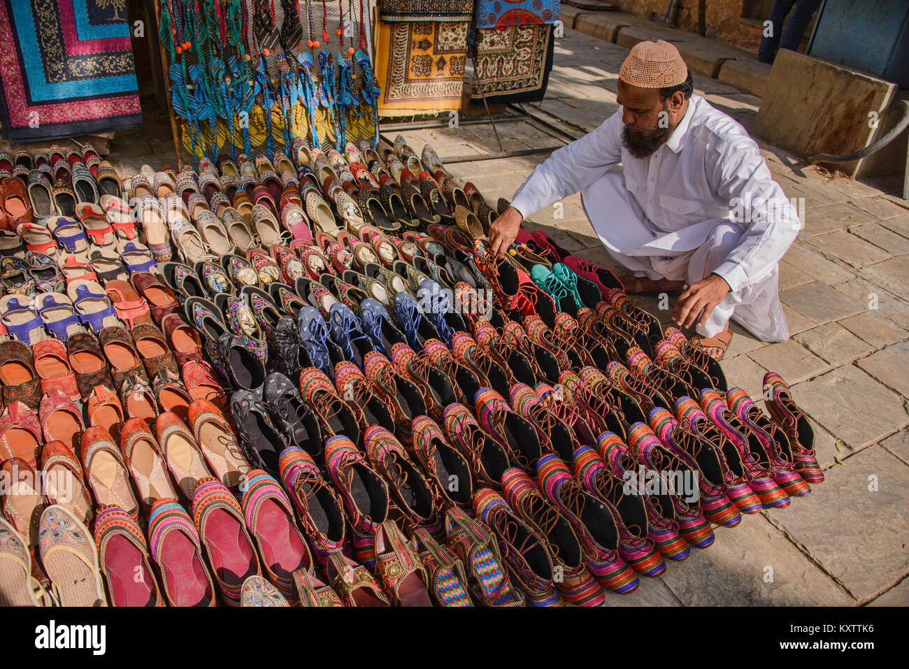 Traditionelle indische Schuhe für den Verkauf in der Straße von Jaipur, Rajasthan, Indien Stockfoto