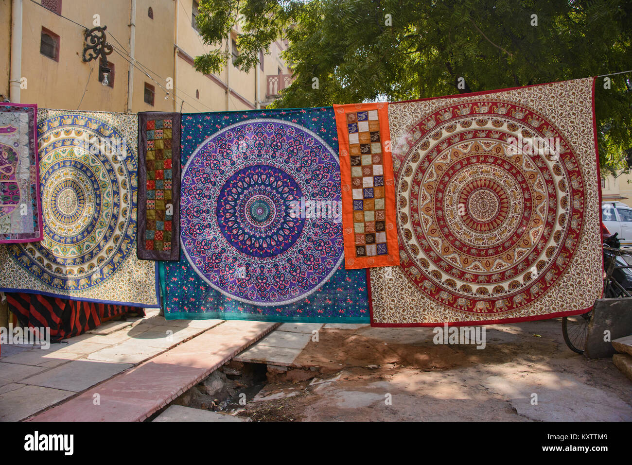 Batik design Schals, scarft für den Verkauf in der Straße von Jaipur, Rajasthan, Indien Stockfoto