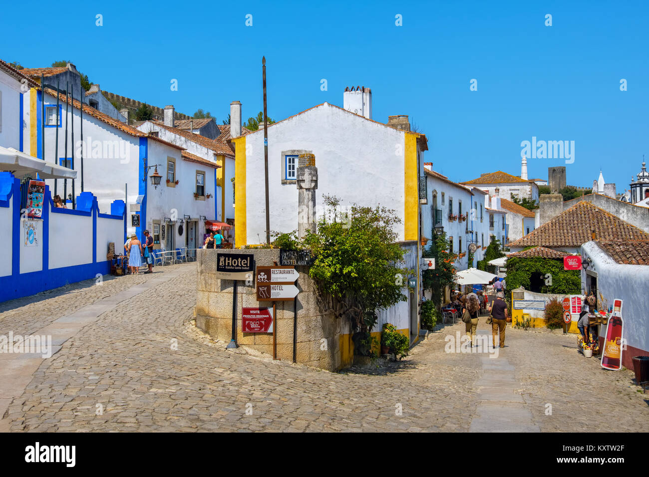 Touristische gehen auf gepflasterten Straßen der mittelalterlichen Stadt Odidos. Portugal Stockfoto
