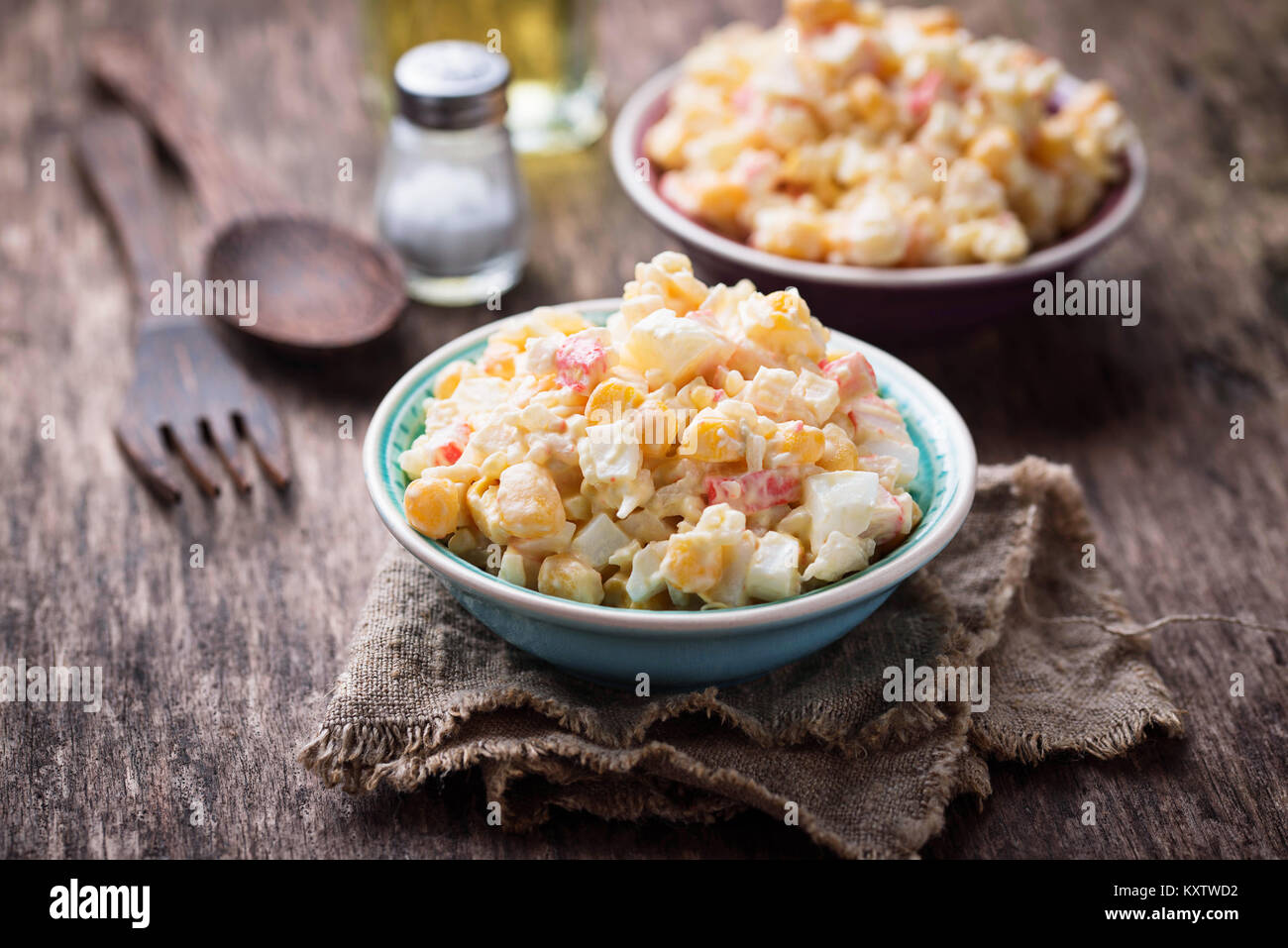 Salat mit Crab Sticks, Reis und Mais Stockfoto