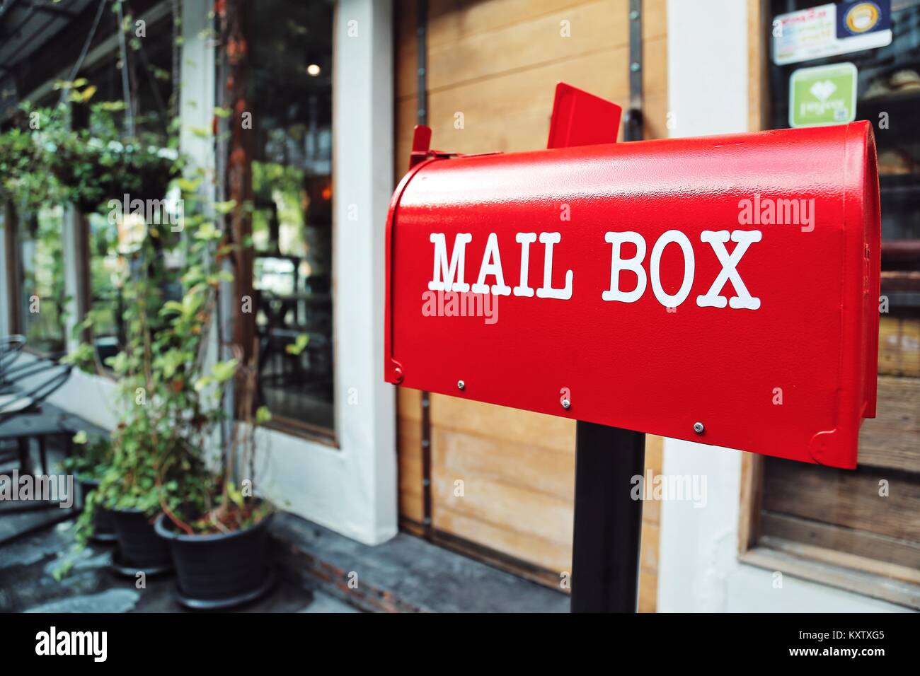 Roten Briefkasten vor einem Haus Konzept des e-commerce Heute Post liefern hauptsächlich Versand Service Stockfoto