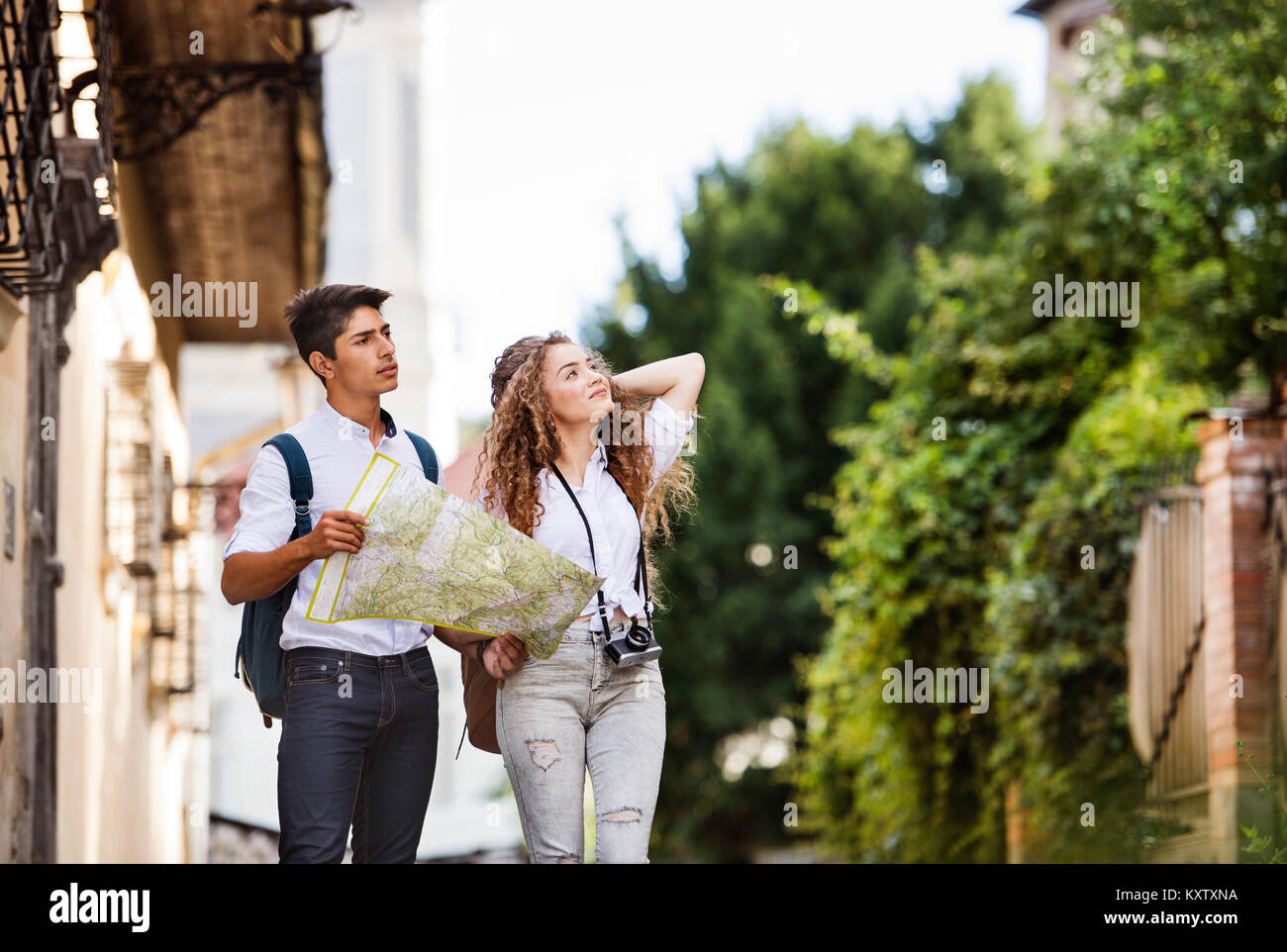 Zwei Junge Touristen Mit Stadtplan Und Kamera In Der Altstadt ...