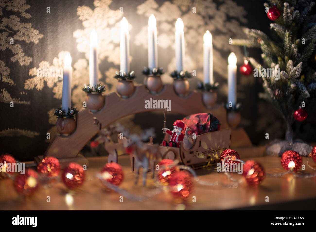 Weihnachten Brücke Leuchten mit Laser geschnitten Schlitten. Stockfoto