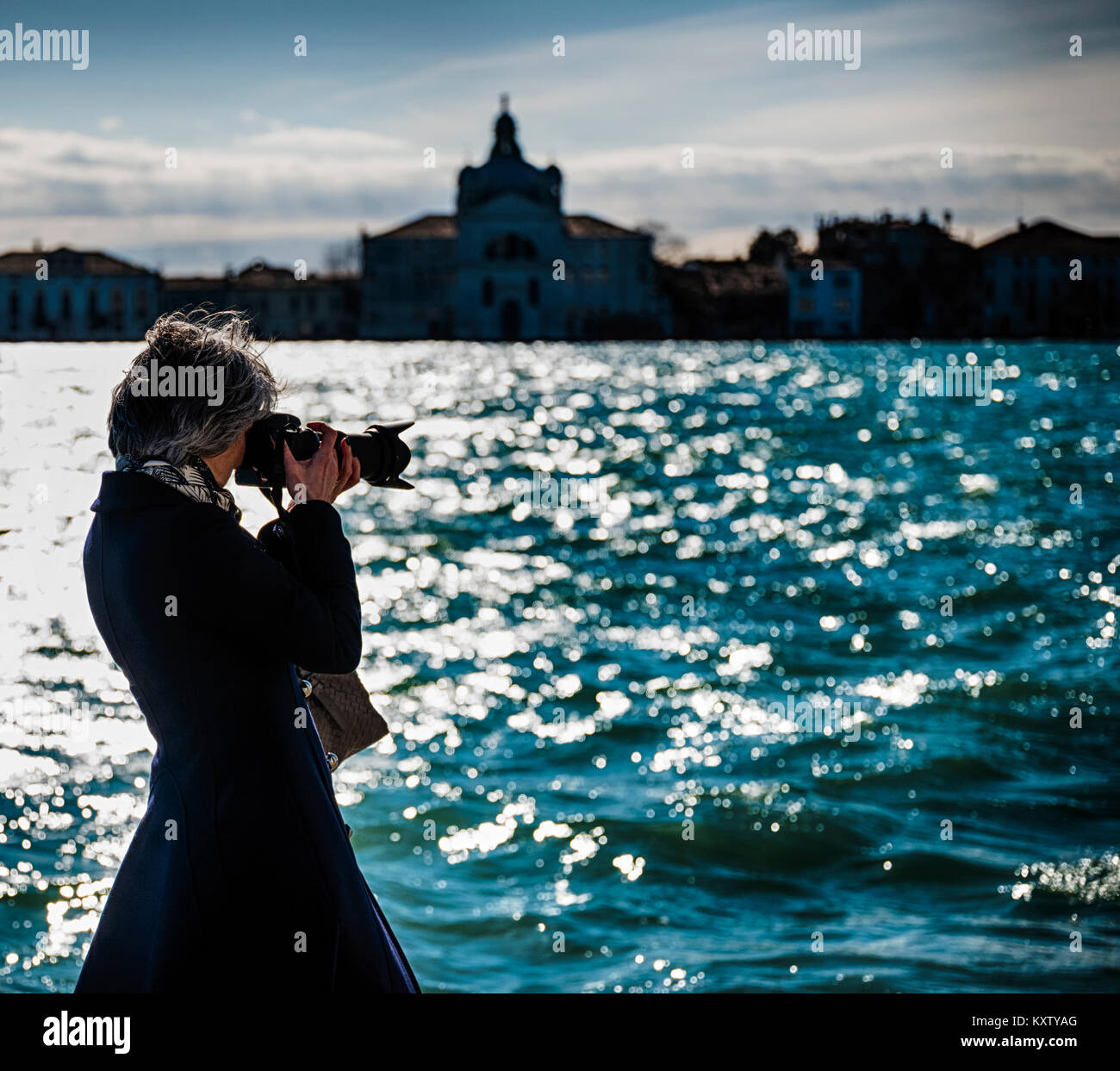 Reife weibliche Erfassung der Blick auf den Canal Grande, Venedig. Stockfoto