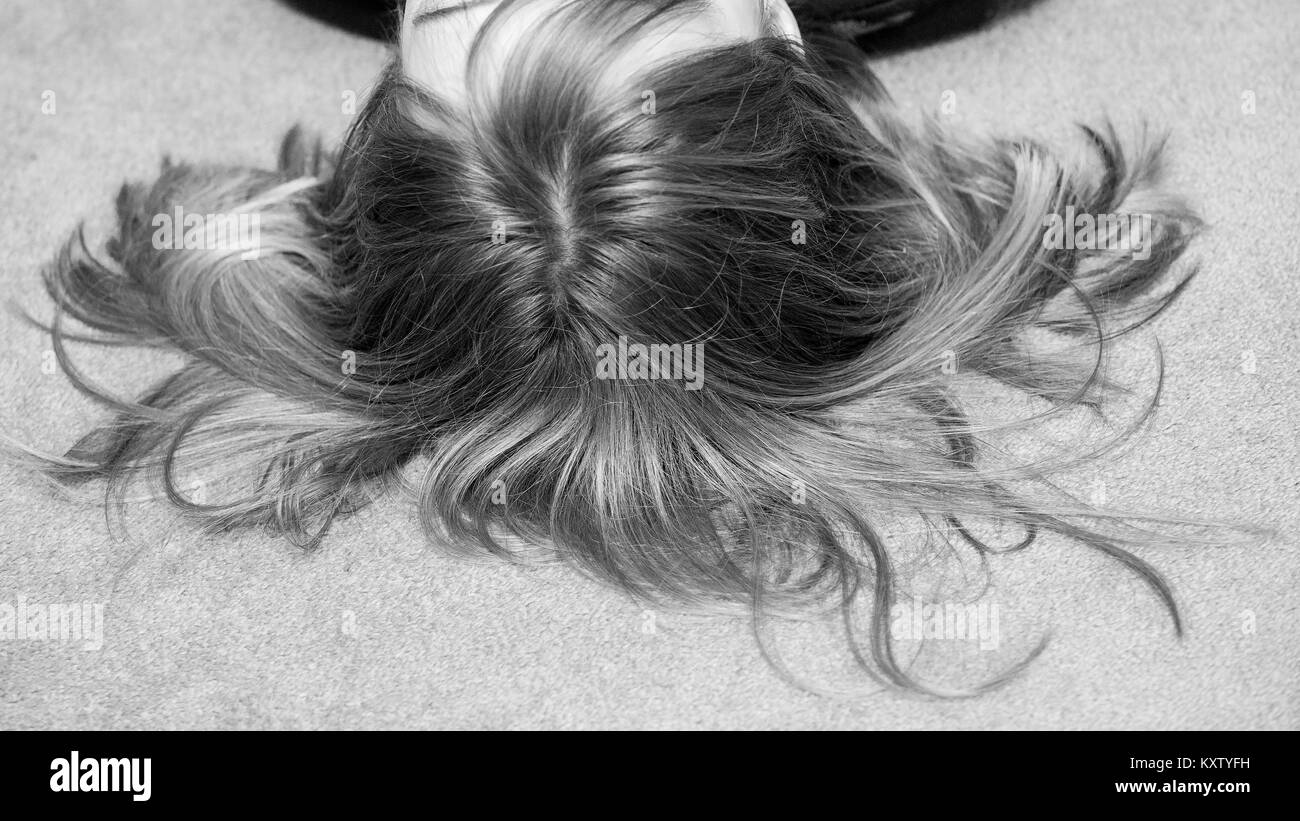 Junge Mädchen die Haare auf dem Boden Stockfoto