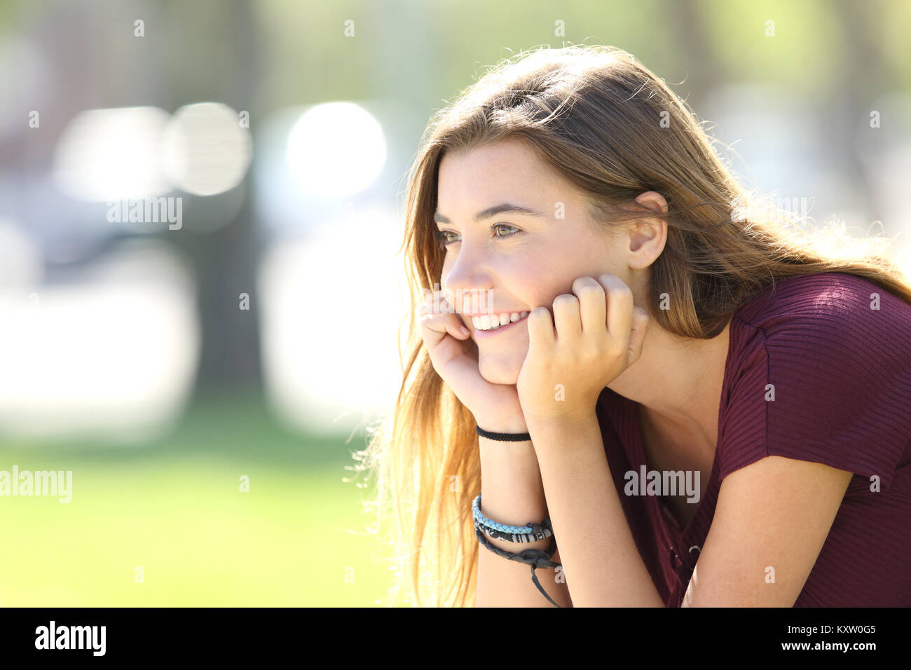 Portrait Of Happy Teenager freuen uns sitzen in einem Park Stockfoto