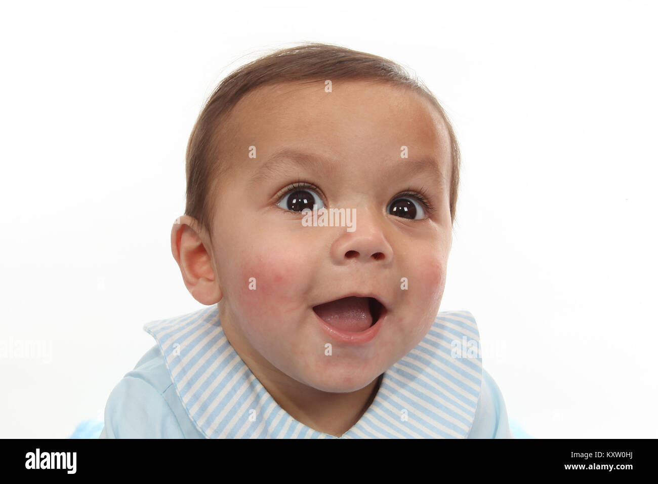 Mischlinge baby Junge spielt auf einem weichen Teppich Stockfoto