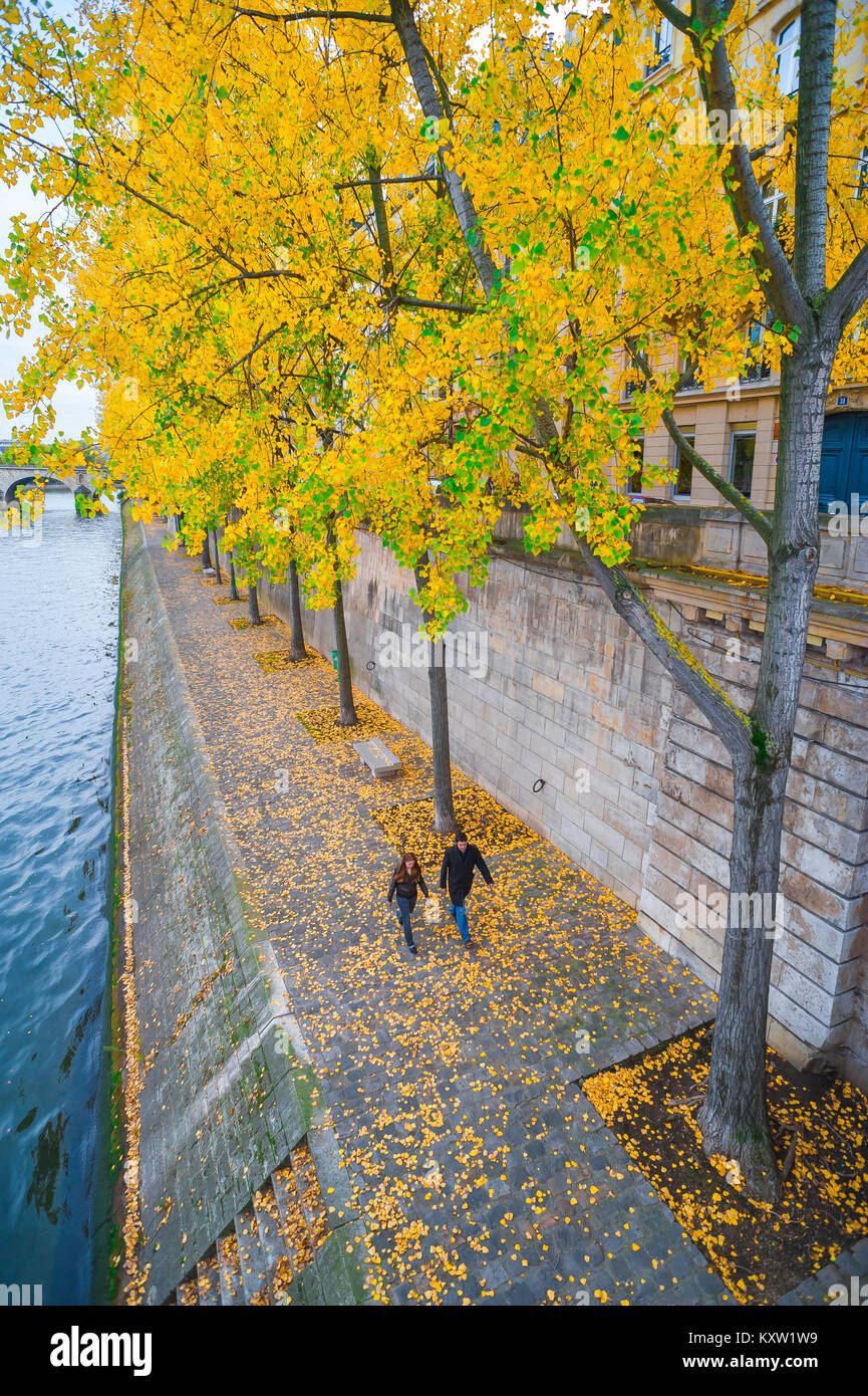 Herbst Paris, ein junges Paar einen Spaziergang entlang einer Böschung auf dem Quai de Bourbon Street im Zentrum von Paris, Frankreich. Stockfoto