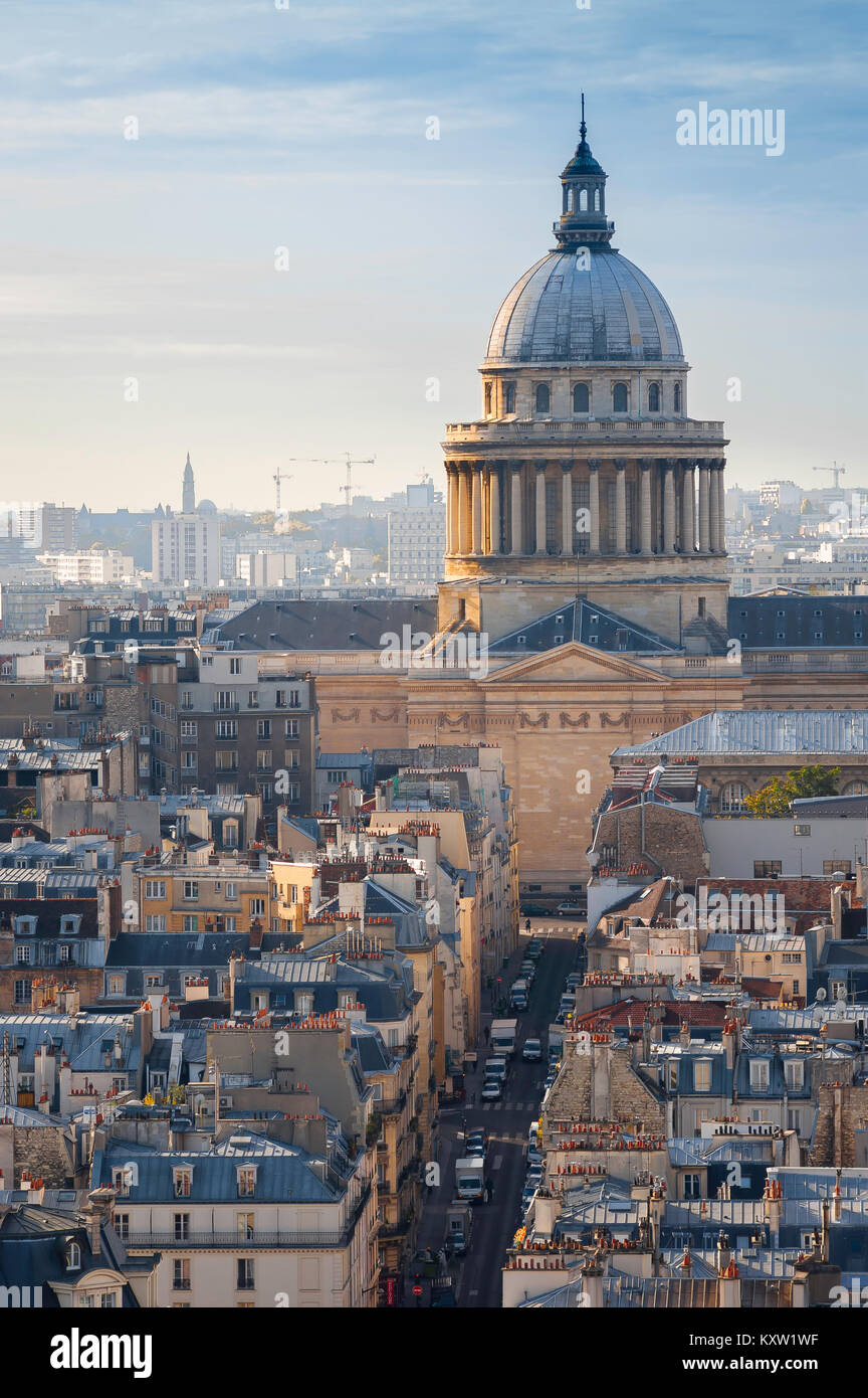 Skyline von Paris, Blick über die Dächer der linken Seine-Ufer (Rive Gauche) in Paris in Richtung landmark neoklassischen Pantheon Gebäude, Frankreich. Stockfoto