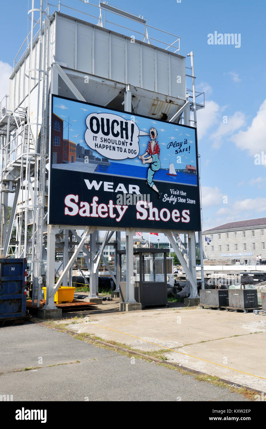 Humorvoll alte Sicherheitsbewusstsein an USS Constitution Charlestown Navy Yard, Heimat der USS Constitution Schiff und Museum in Boston. Stockfoto