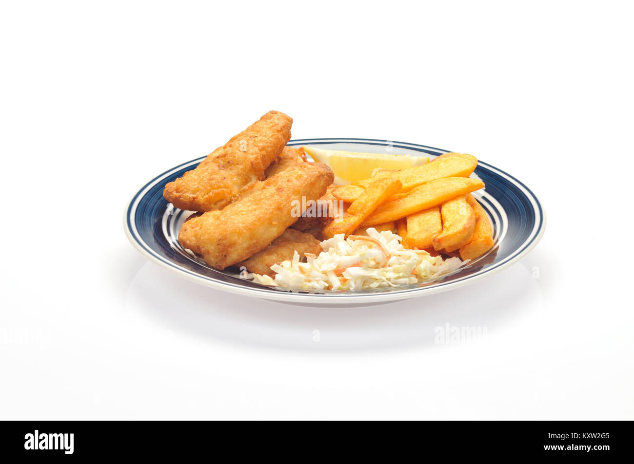 Gebratener Fisch und Chips mit einem Keil von Zitrone und Krautsalat auf blaue und weiße Platte auf weißem Hintergrund ausschneiden Stockfoto