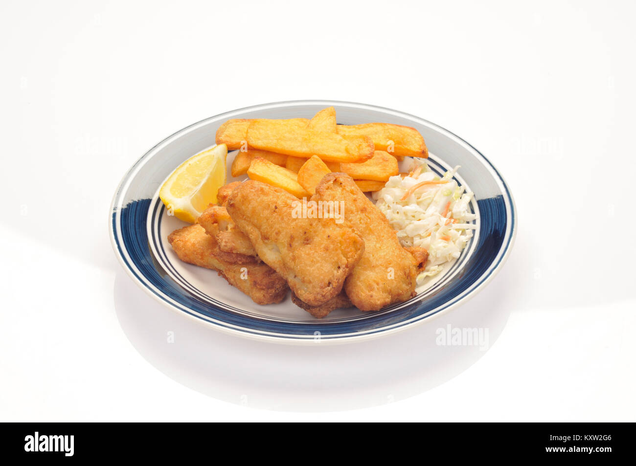 Gebratener Fisch und Chips mit einem Keil von Zitrone und Krautsalat auf blaue und weiße Platte auf weißem Hintergrund ausschneiden Stockfoto