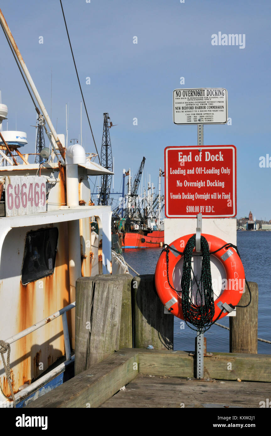 Warnschilder am Ende der Dock am Wharf in New Bedford, Massachusetts Stockfoto