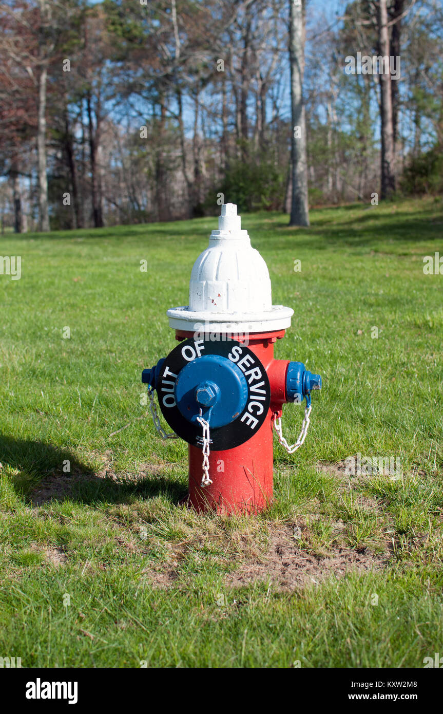 Hydrant mit out of service Zeichen auf Gras Stockfoto