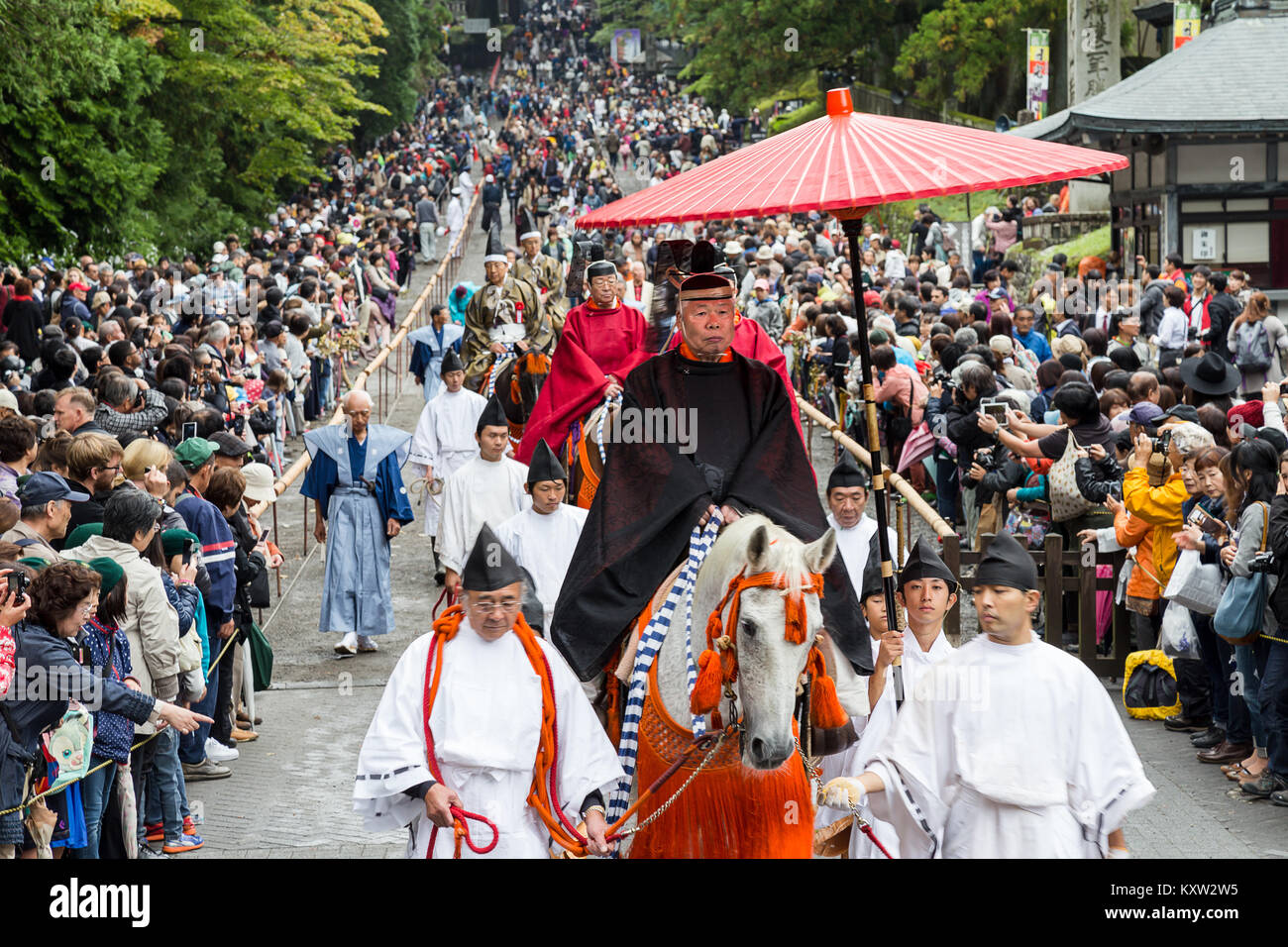 Nikko, Tochigi, Japan - Oktober 25, 2019: historische Parade der Samurai Krieger zu Nikko Toshogu Schrein Herbst Grand Festival (Hyakumono-Zoroe Sennin Stockfoto