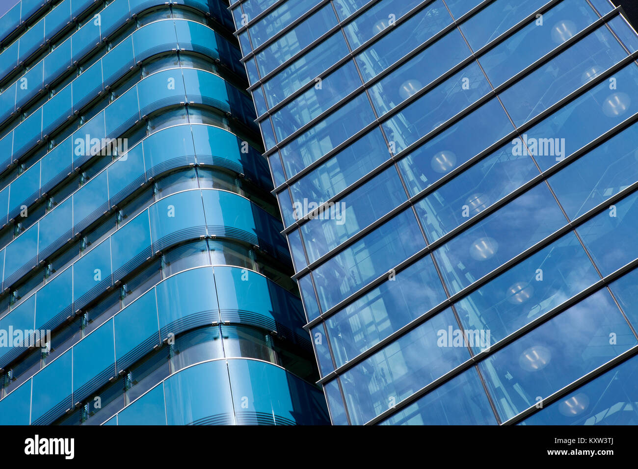 Generika in der Nähe der Stadt Bürogebäude abstrakt blau Glas, Stockfoto