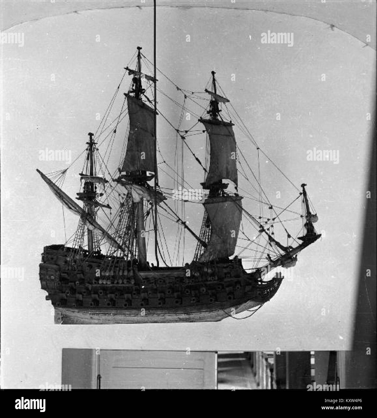 Fors kyrka in Eskilstuna, Schweden, das ursprünglich Mitte des 11. Jahrhunderts im Auftrag des Mönchs St. Eskil erbaut wurde, besitzt romanische Steinbauten, einen Turm aus dem 15. Jahrhundert mit einem Turm aus dem Jahr 1676 und dient als älteste Kirche der Gemeinde Eskilstuna am Westufer des Flusses Eskilstuna. Besuchen Sie Eskilstuna+1 Stockfoto