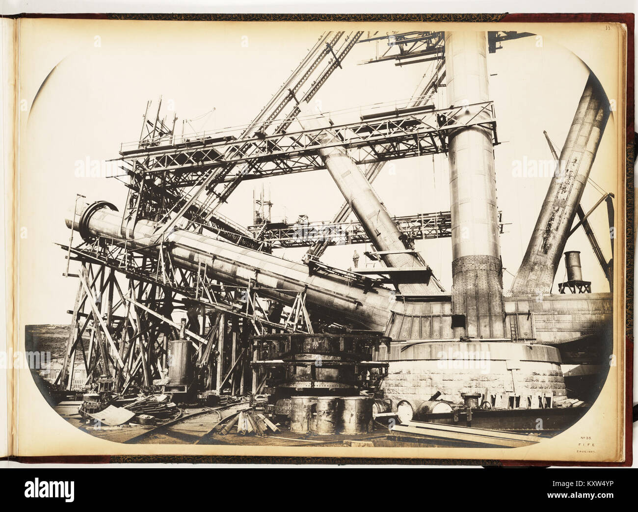 Die Forth Bridge in Fife, Schottland, eine 1890 erbaute Freischwingbrücke mit Bauplattformen, die für die Montage von Streben und Bindern verwendet wurden. Das Bild zeigt die strukturelle Komplexität und das innovative Design der Brücke. Stockfoto