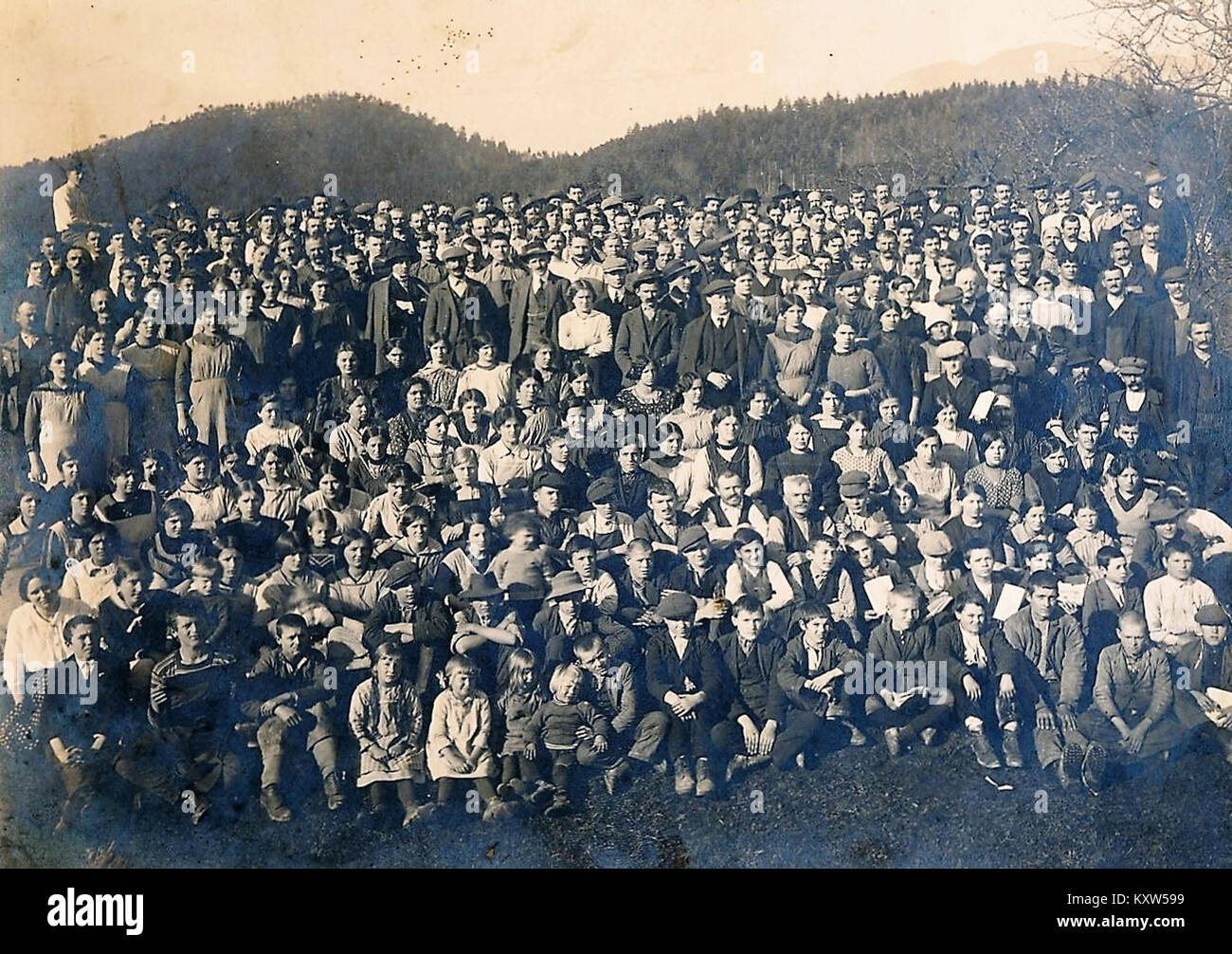 Eine Fotografie, die Flüchtlingsfamilien in Vrbovec bei Mozirje, Slowenien, zeigt, wie die Flucht und das zivile Leben in der Mitte des 20. Jahrhunderts dokumentiert werden. Stockfoto