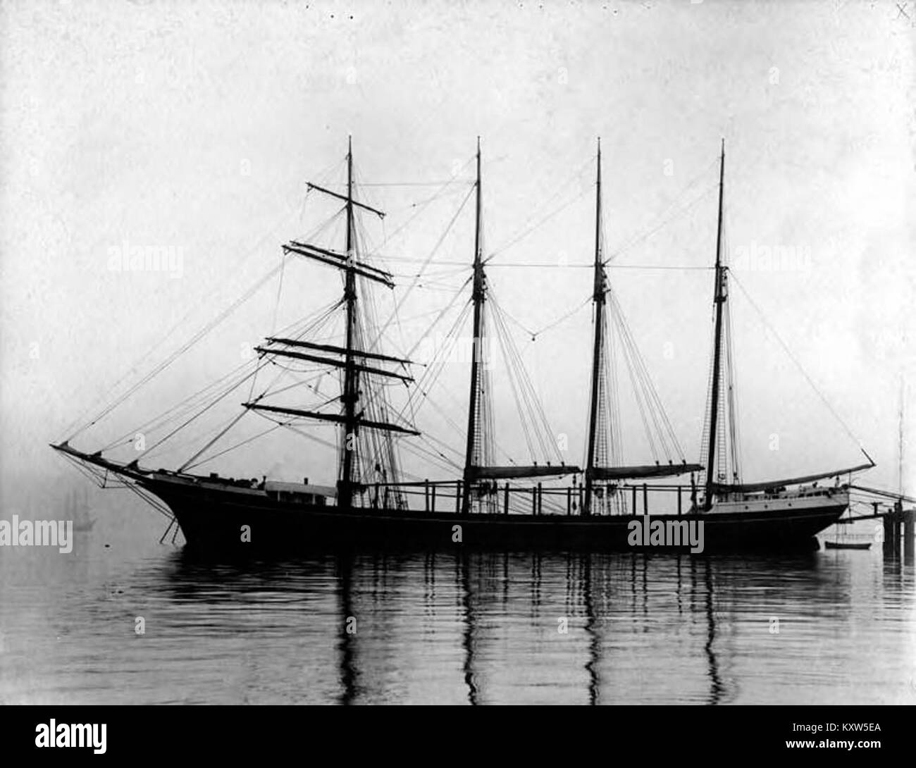 Eine Fotografie aus der Zeit um 1900, die den Viermasten-Barkentiner James Johnson zeigt, der in Washington vor Anker lag und das Design von Seehandeln und Segelschiffen des frühen 20. Jahrhunderts illustriert. Stockfoto