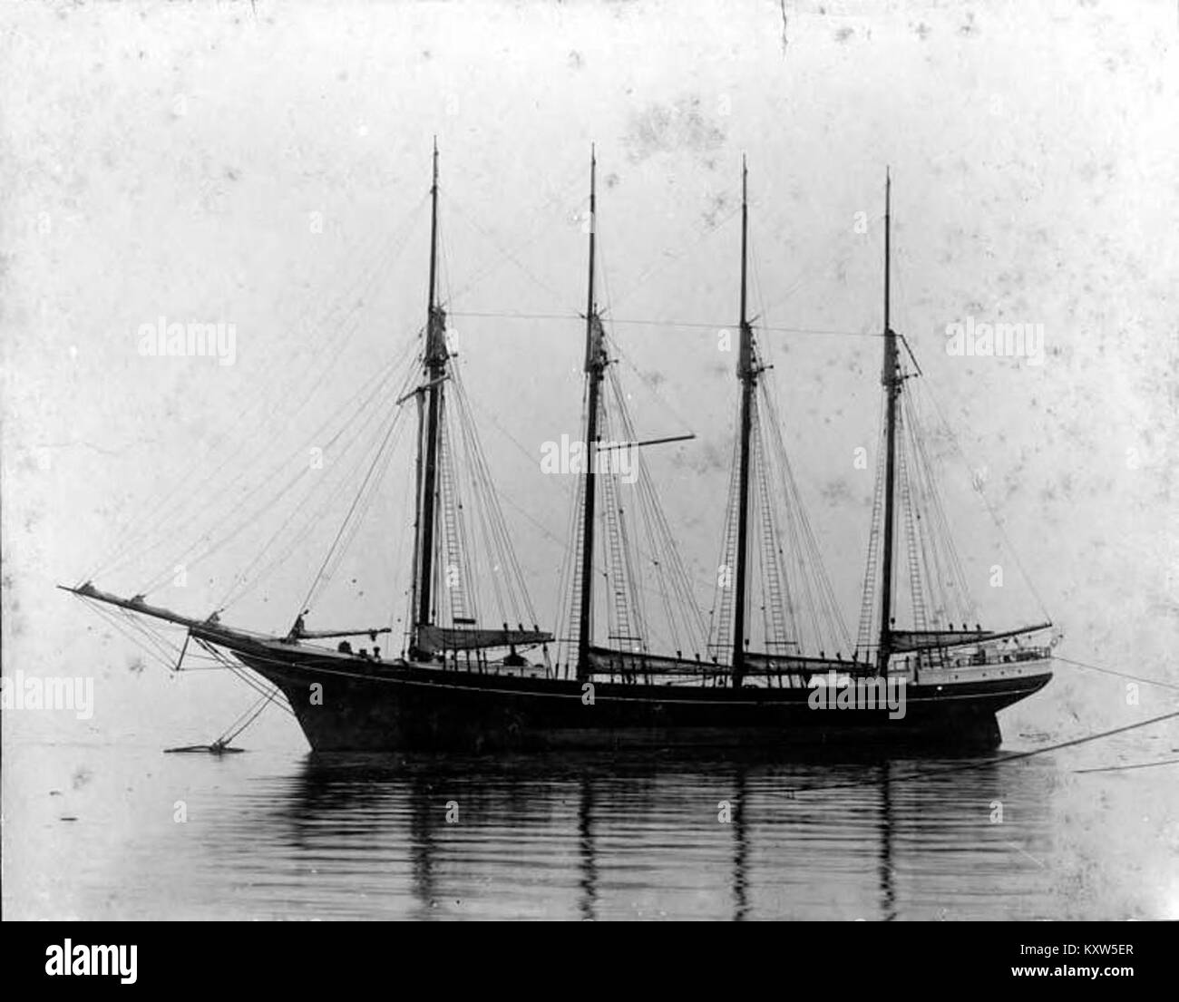 Eine Fotografie des vier-Masten-Schoners PHILIPPINE, der um 1900 in einem Hafen in Washington vor Anker lag, zeigt die Takelage, den Rumpf und das maritime Design des Schiffes, das für diese Zeit charakteristisch ist. Stockfoto