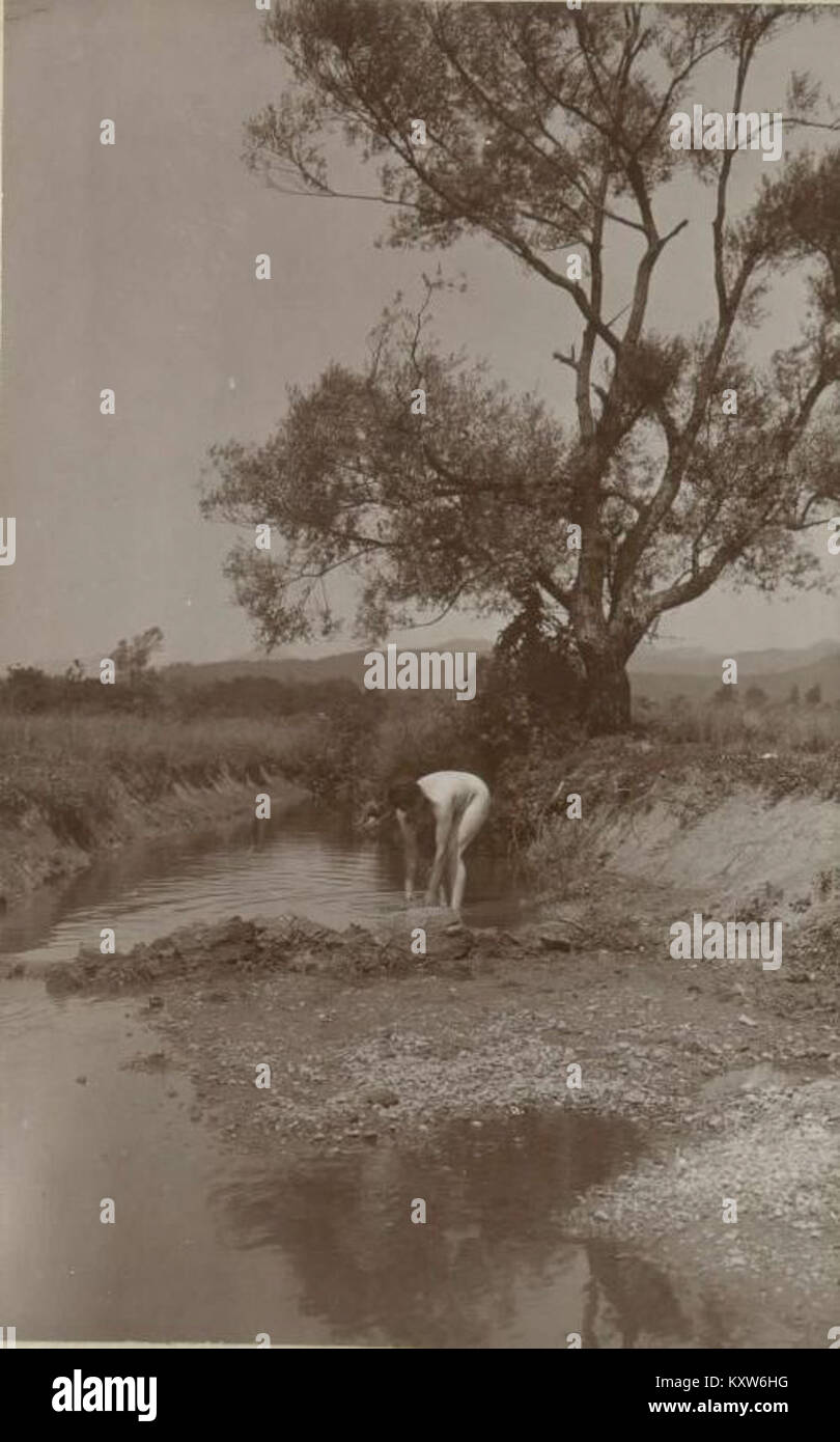 Fran Vesels Kunstwerk zeigt eine weibliche Figur im Wasser und betont die Verbindung zwischen menschlicher Form und Natur. Das Stück erforscht Themen der Natur und der Umwelt im künstlerischen Ausdruck. Stockfoto