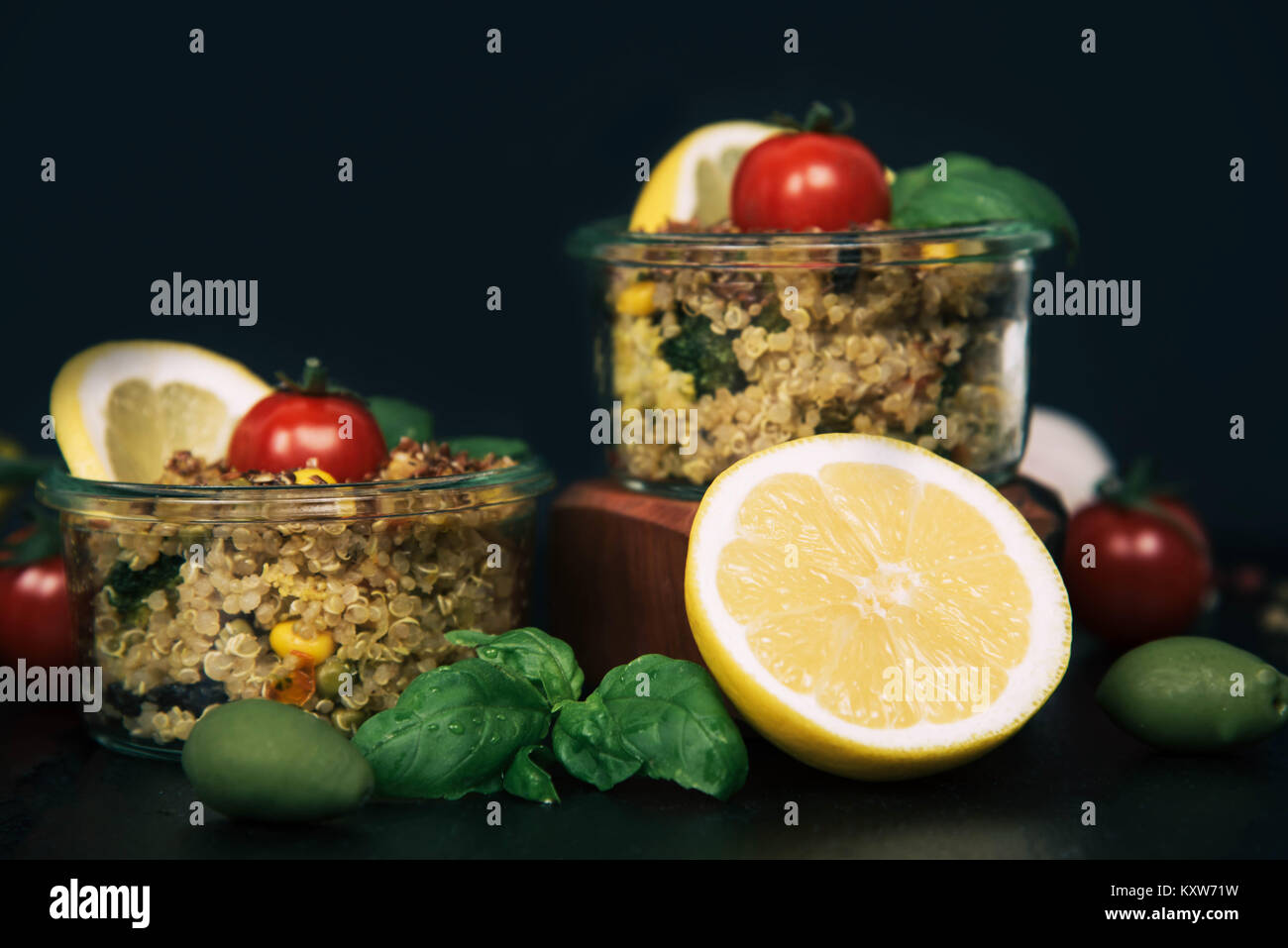 Vegan Salat von Gemüse, Pilzen und Quinoa. Stockfoto