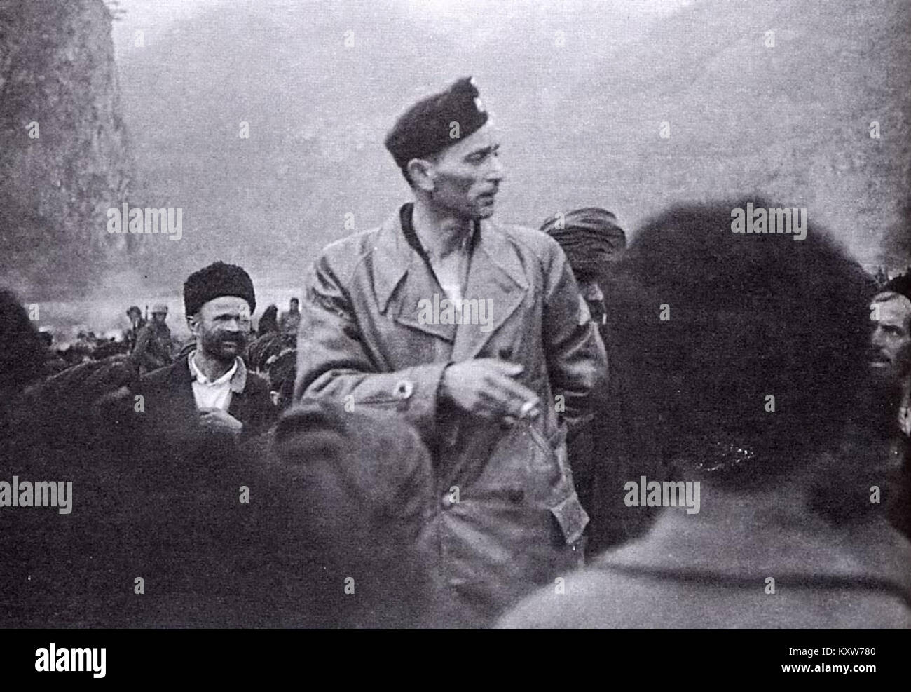Historisches Foto aus dem Jahr 1942, das den kroatischen Ustaše Officer jure Francetić mit serbischen Flüchtlingen während des Zweiten Weltkriegs zeigt und Kriegsvertreibungen und ethnische Konflikte auf dem Balkan dokumentiert. Stockfoto