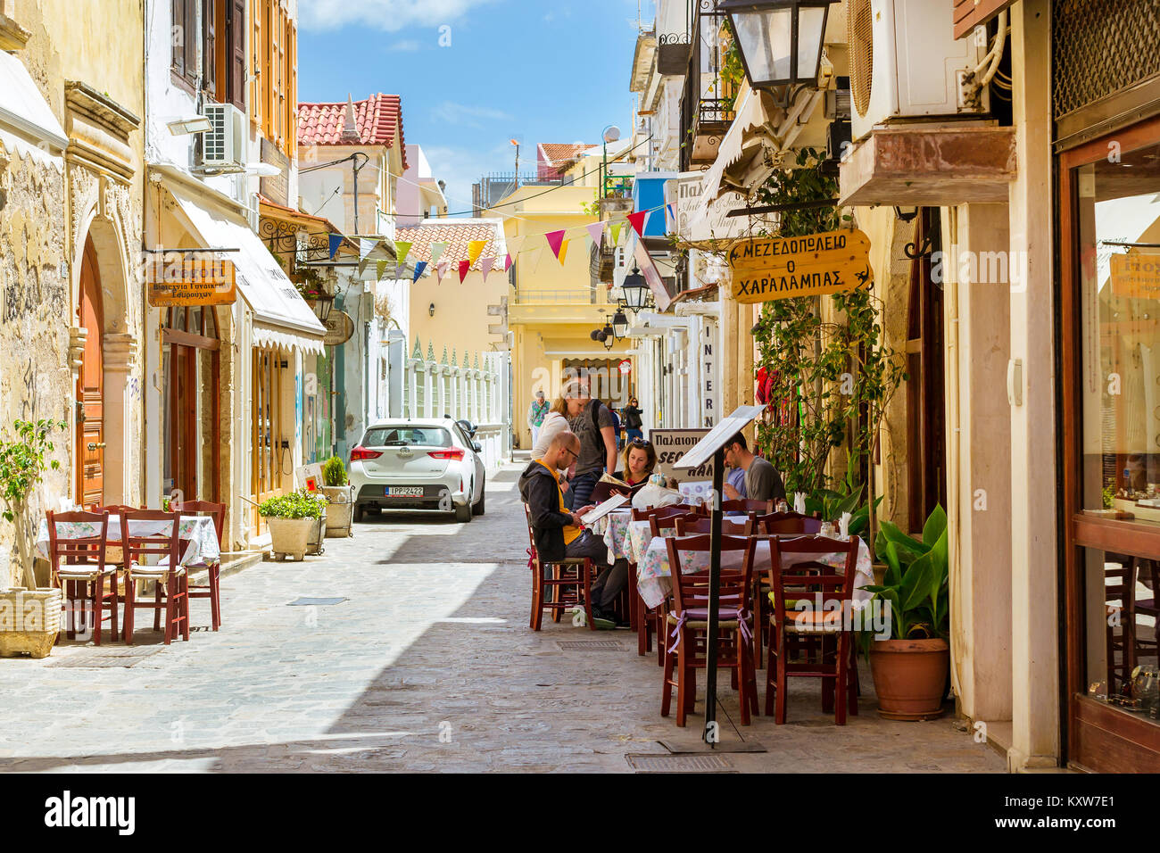 Rethymno, Griechenland - 3. Mai 2016: Touristen Menü lesen an den Tischen in Street Cafe mit nationaler Küche. Straße Werbung Namensschild auf touristischen Straße. M Stockfoto