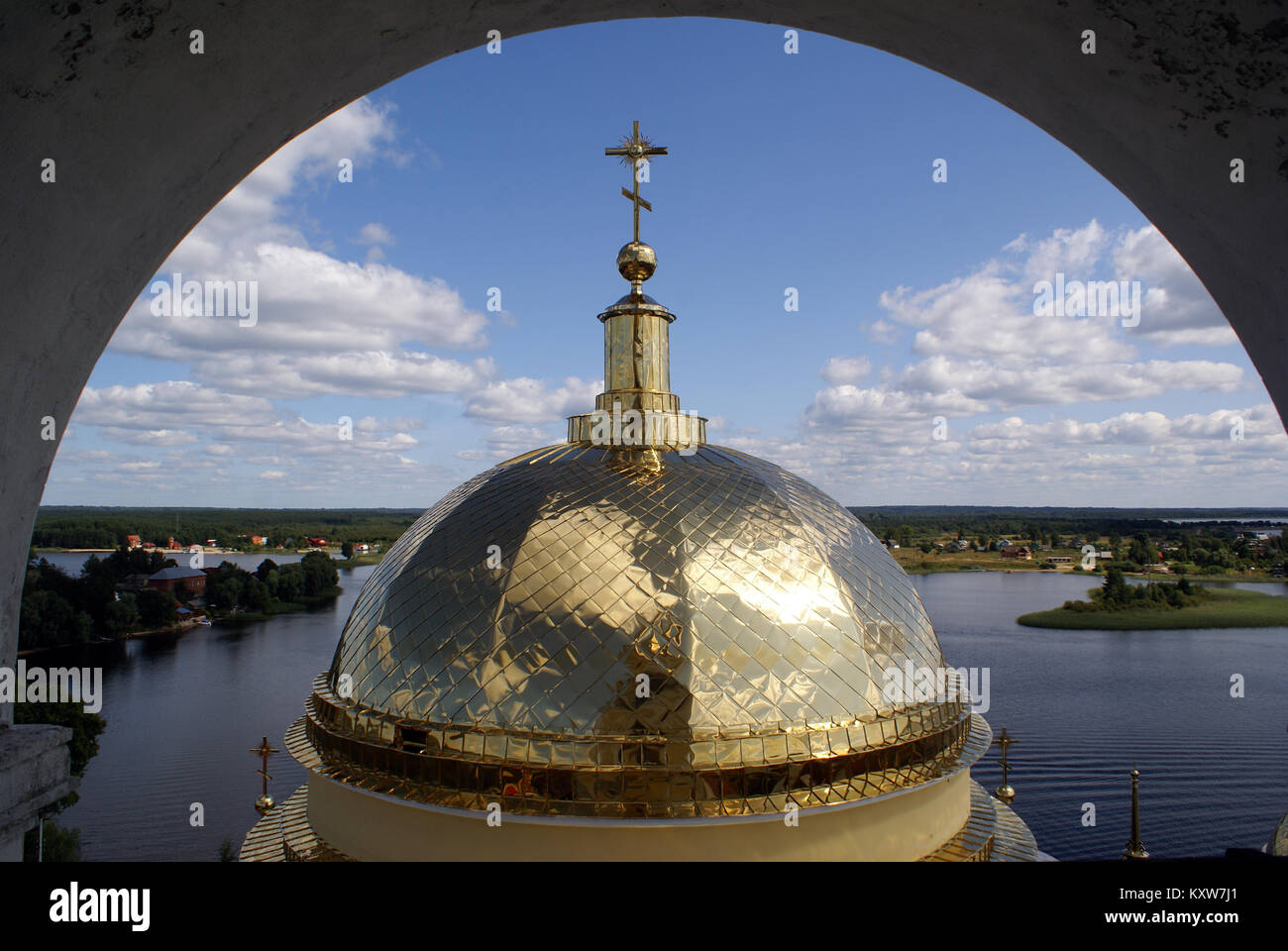 Arc, goldenen Kuppel Kuppel und Kreuz in der Nähe der Seliger-see Stockfoto