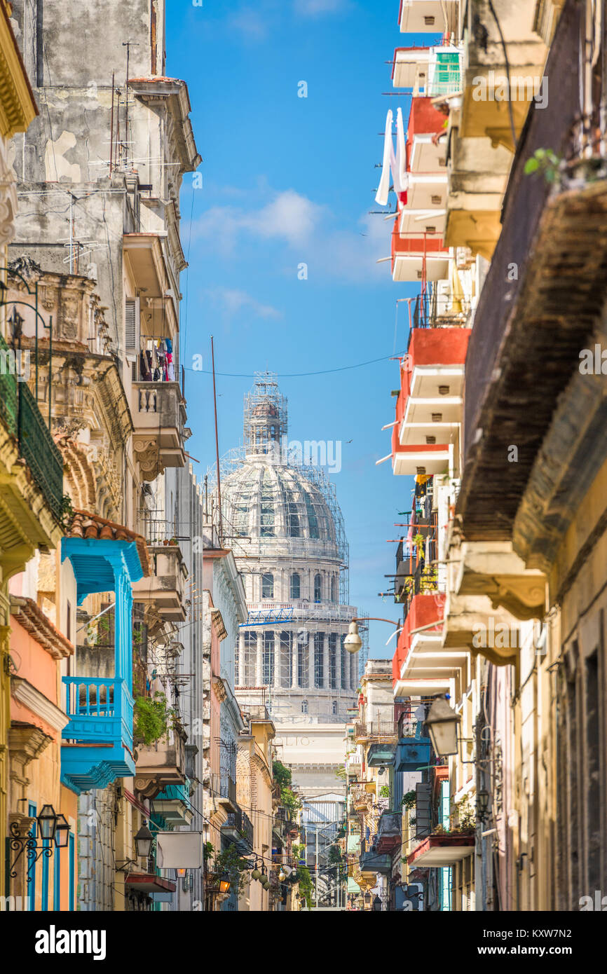Havanna, Kuba Gasse und Capitolio. Stockfoto