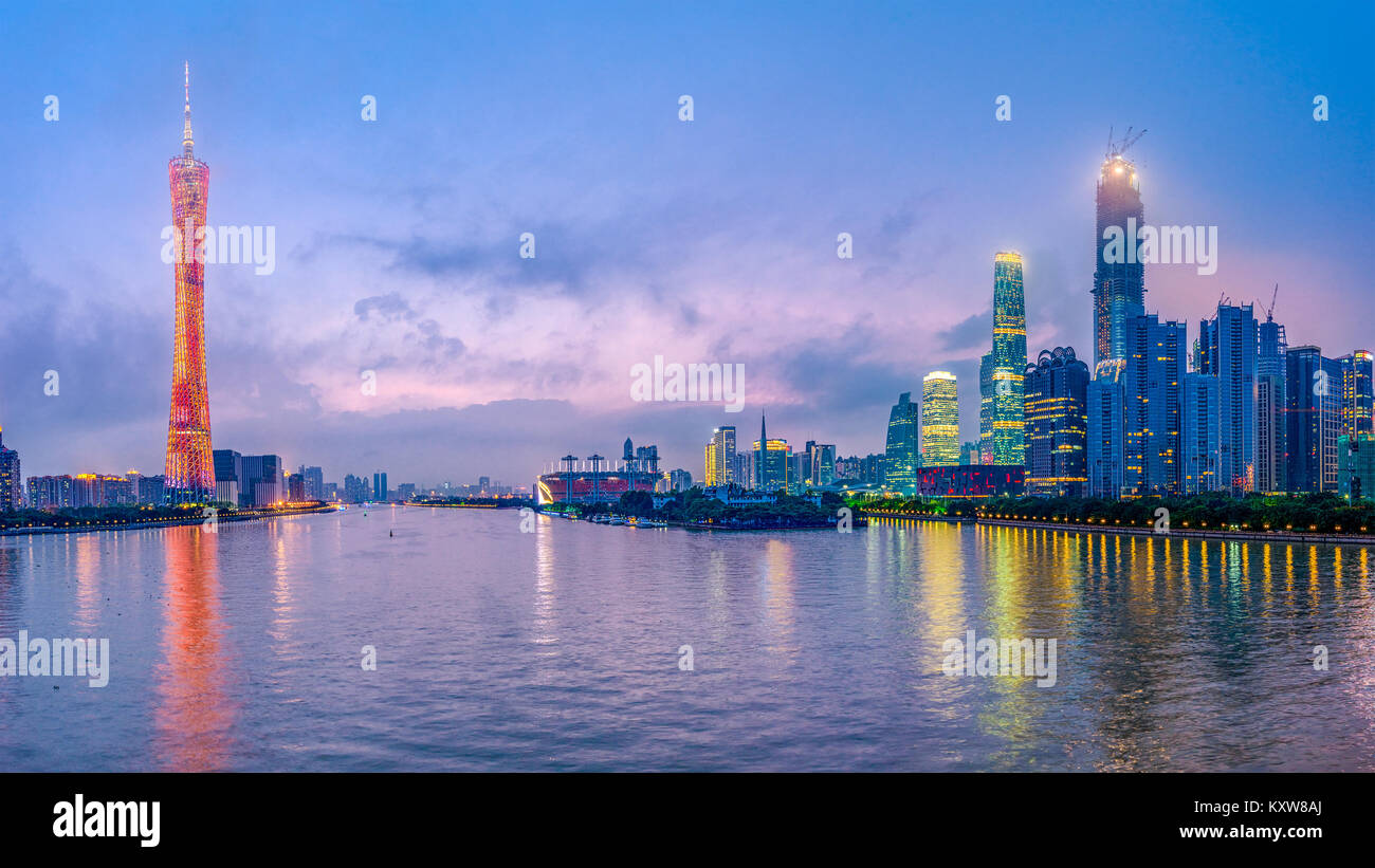 Guangzhou, China Skyline auf dem Fluss in der Dämmerung. Stockfoto