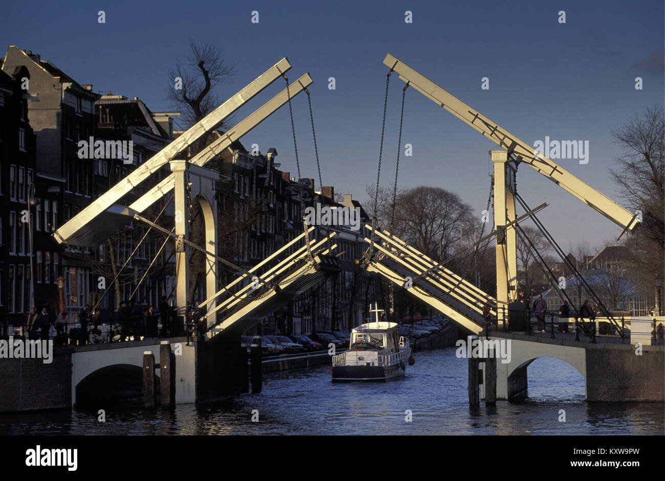 Die Niederlande. Amsterdam. Kanal Nieuwe Herengracht genannt. Öffnen der Zugbrücke. Stockfoto