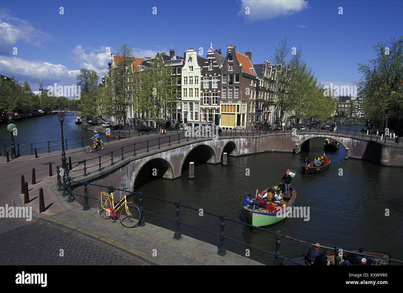 Die Niederlande, Amsterdam, Überschreiten der Kanäle genannt Keizersgracht und Leidsegracht. Goldene alter Häuser. UNESCO-Weltkulturerbe. Kleine Boote. 17. Stockfoto