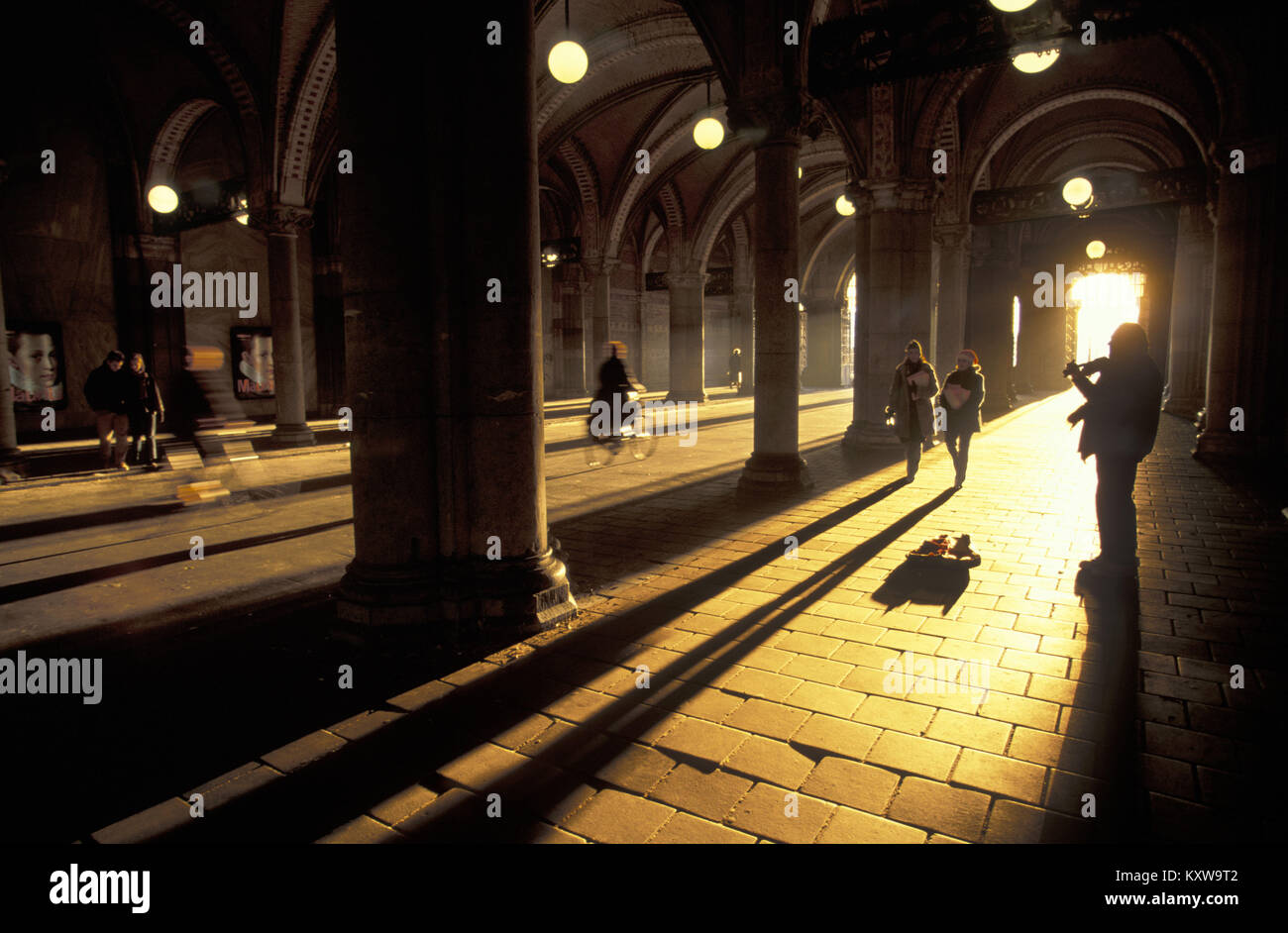 Die Niederlande, Amsterdam. Passage unter Rijksmuseum. Mann spielt Geige. Sonnenuntergang. Stockfoto