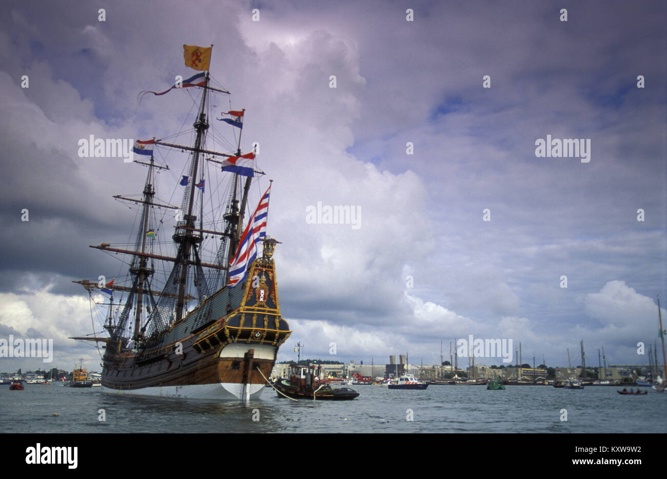 Die Niederlande, Amsterdam, Replik des 17. Jahrhunderts Schiff für Ost-indischen Handel, namens BATAVIA verwendet. Stockfoto