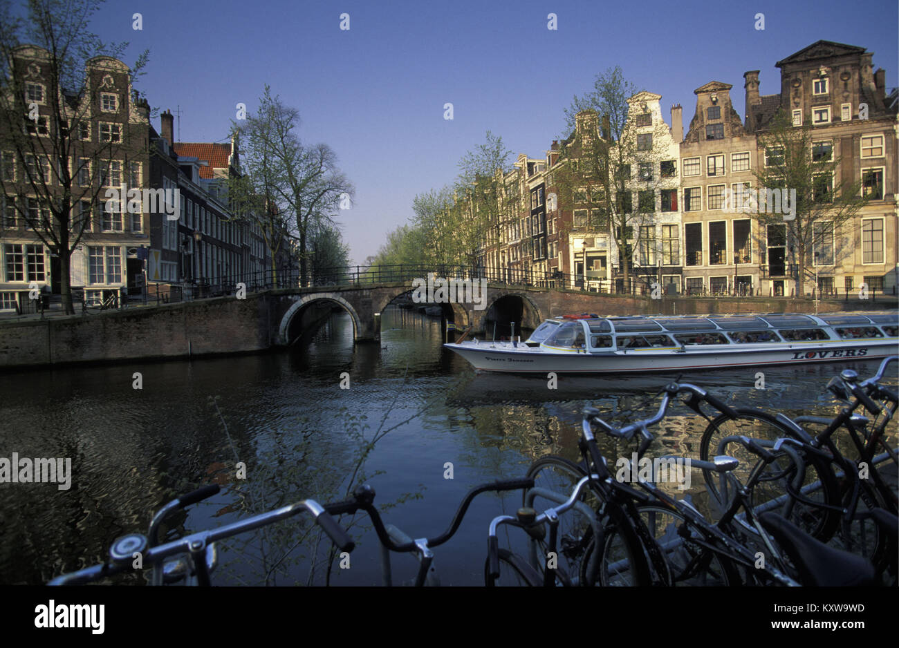 Die Niederlande, Amsterdam, Herengracht Kanal genannt. aus dem 17. Jahrhundert. Fahrräder. Kanal oder Boot. Stockfoto