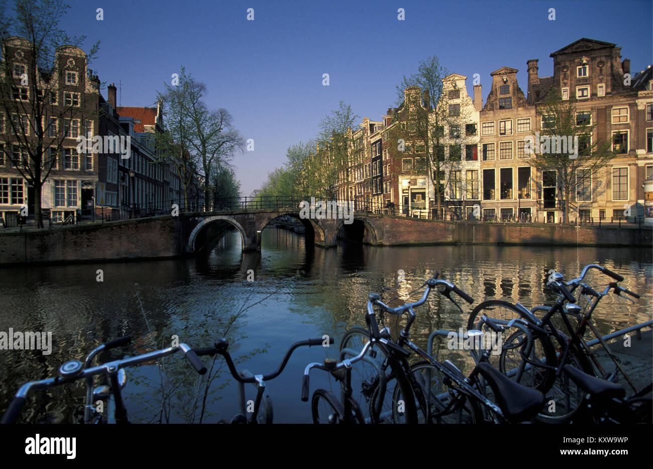 Die Niederlande, Amsterdam, Herengracht Kanal genannt. aus dem 17. Jahrhundert. Fahrräder. Stockfoto