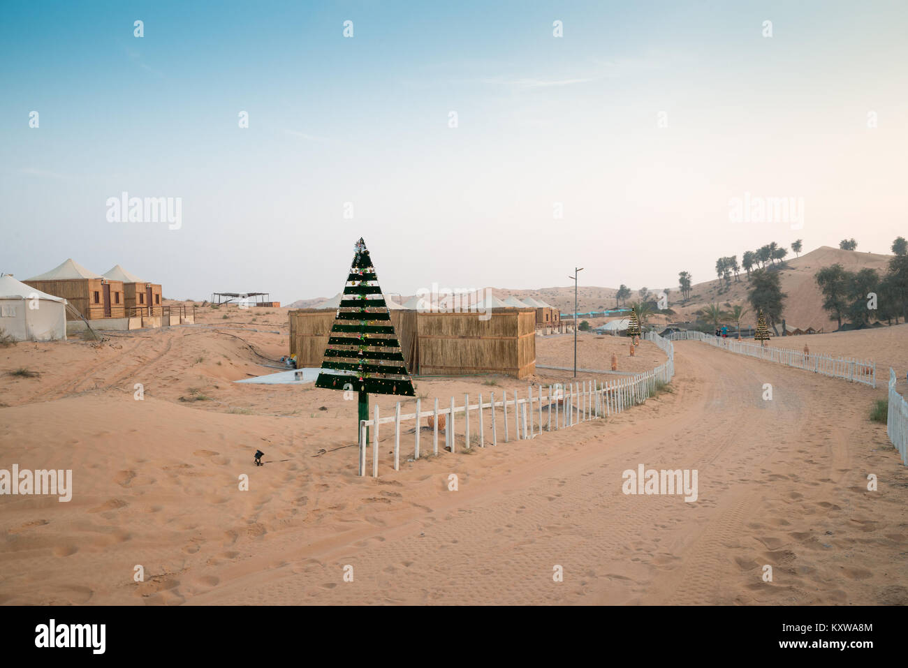 Weihnachtsbaum in einem beduinendorf in der Rub al Khali Wüste, Fujairah, Vereinigte Arabische Emirate Stockfoto