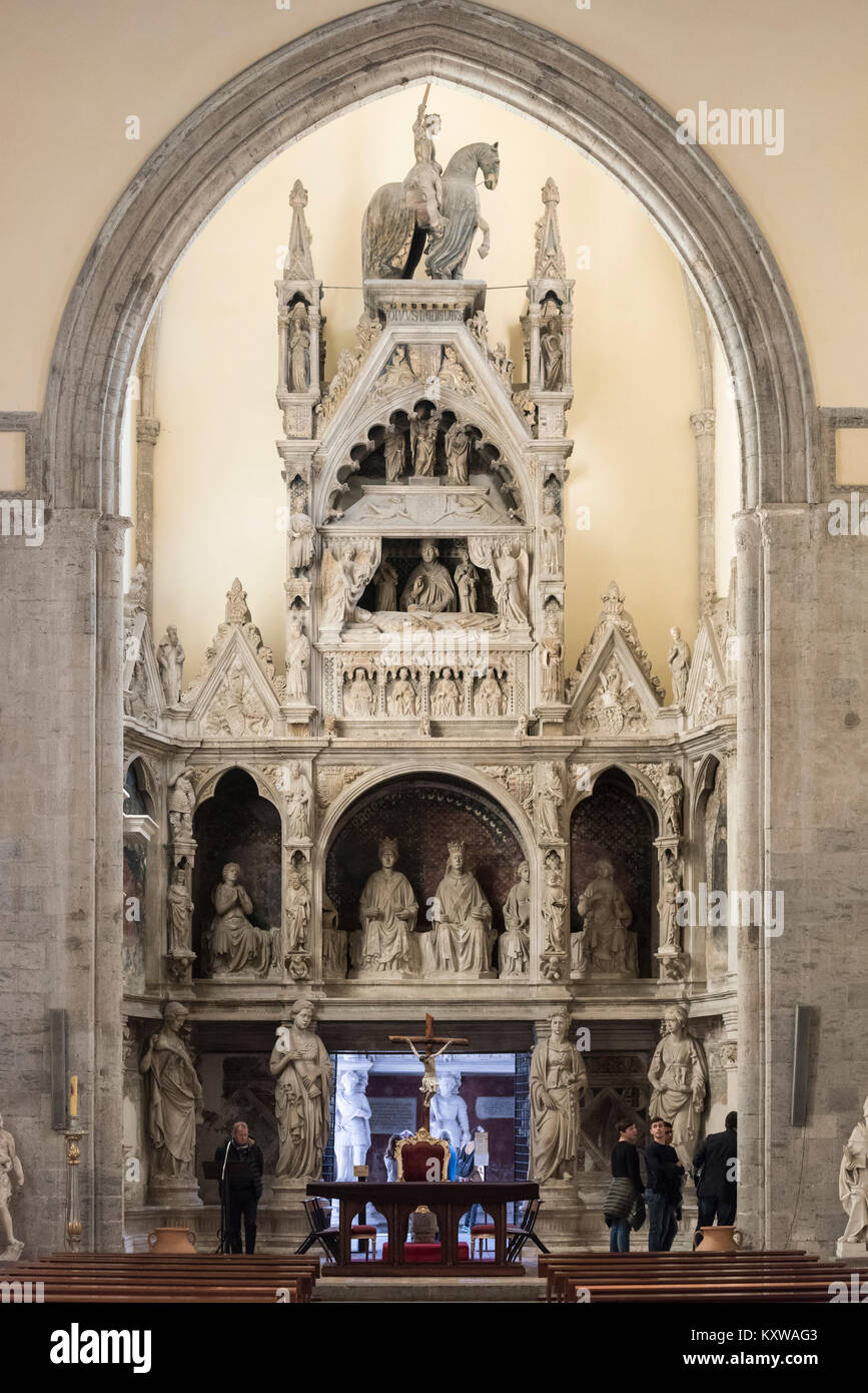 Neapel. Italien. Das 15. Jahrhundert Kirche San Giovanni a Carbonara. Monumentales Grab von König Ladislaus von Neapel (1377-1414), von Bildhauer Andrea Ciccio Stockfoto