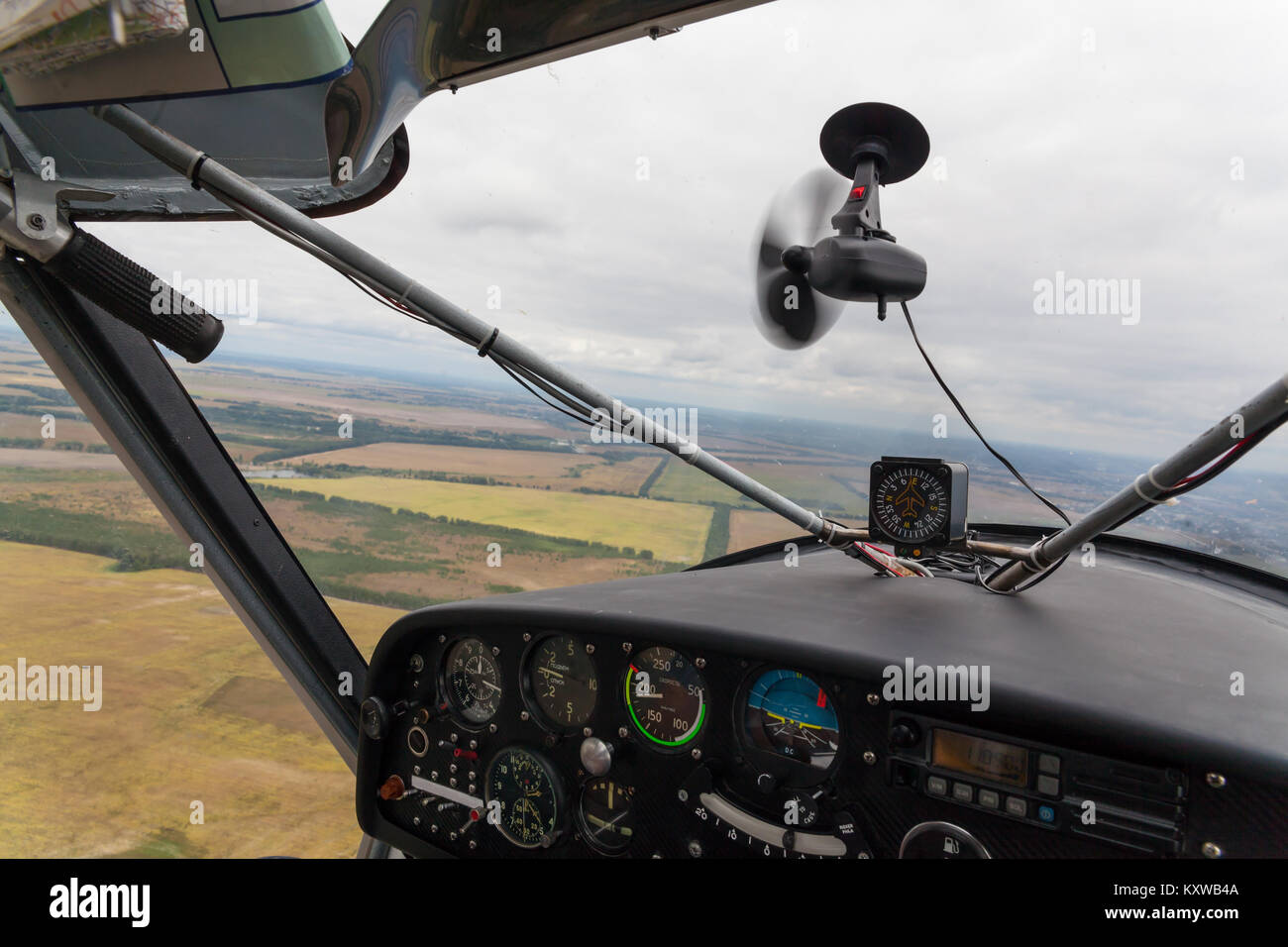 Blick aus dem Cockpit eines leichten Ebene während einem Ferienflug mit Bereichen außerhalb Stockfoto