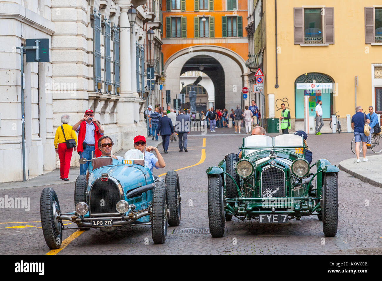1934 Bugatti Typ 59 und einem 1933 Alfa Romeo 8C 2300 MONZA am Start der Mille Miglia, Brescia, Italien Stockfoto