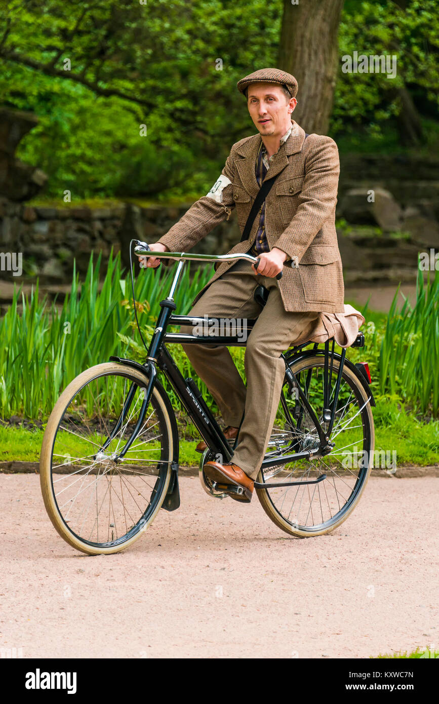 Lemberg, Ukraine - Mai 7, 2016; Unbekannter Teilnehmer von retro Bike Rally fährt in die Startposition im City Park in Lemberg. Stockfoto